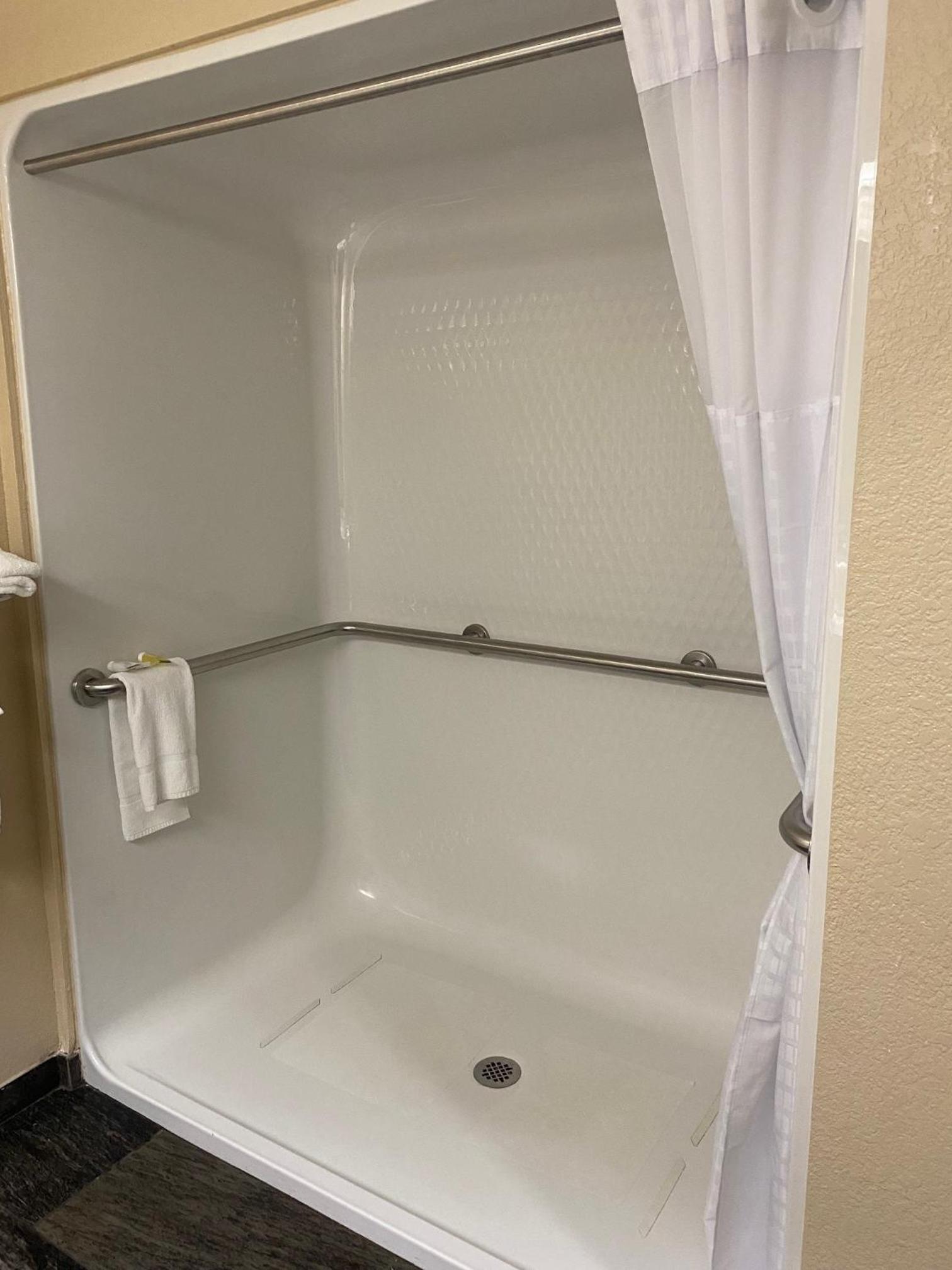 Queen Room with Two Queen Beds - Disability Access/Non-Smoking photo 3