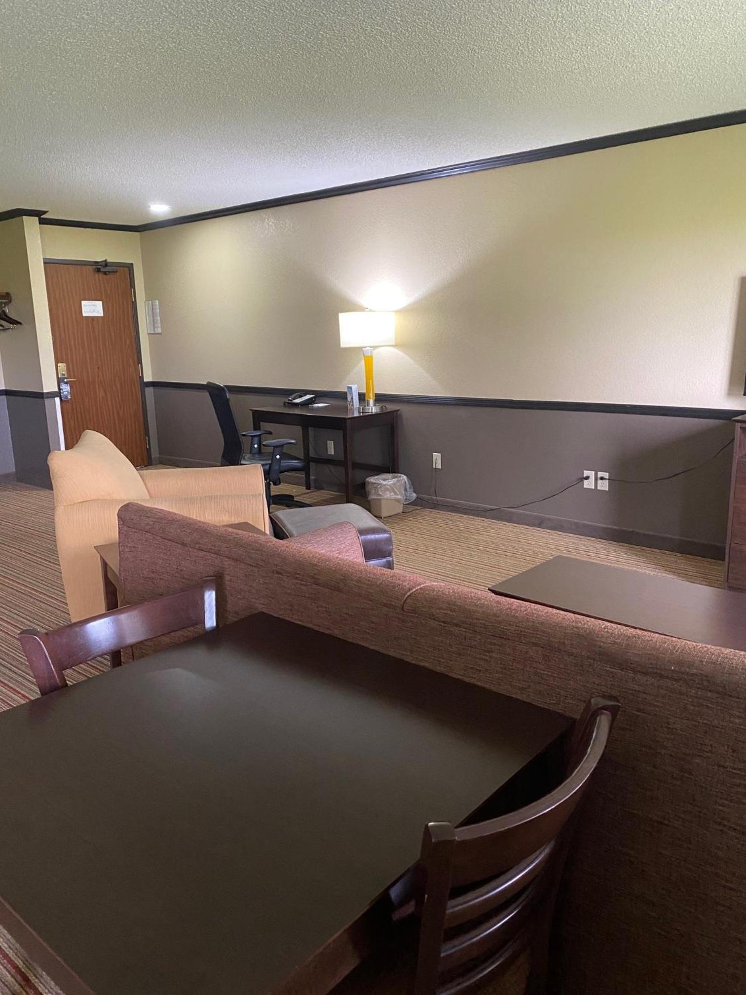Efficiency Room with One King Bed and One Queen Bed -  Non-Smoking photo 3