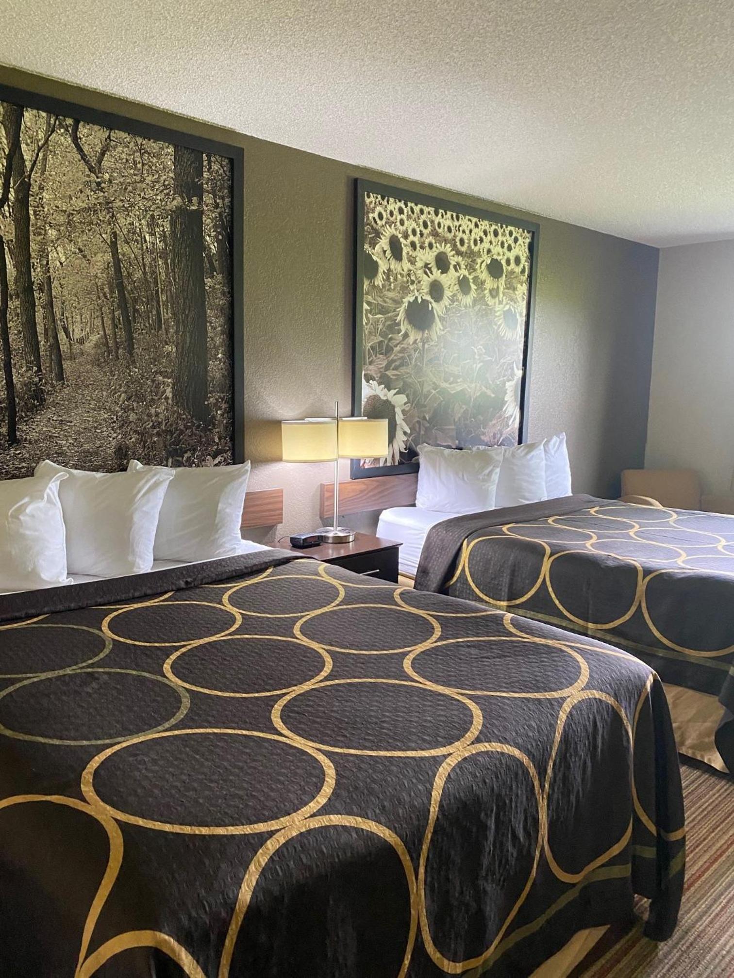 Queen Room with Two Queen Beds - Non-Smoking photo 1