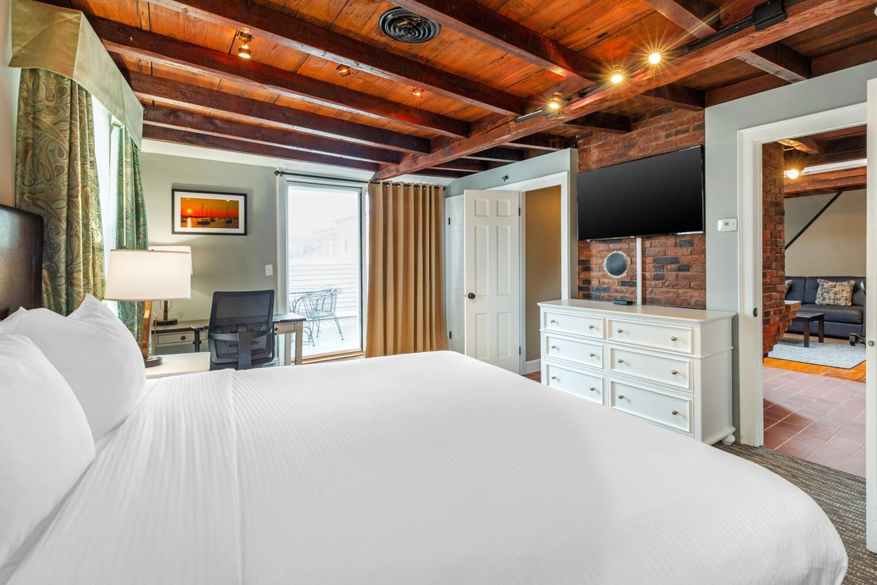 King Suite with Whirlpool - Non-smoking - Photo 2