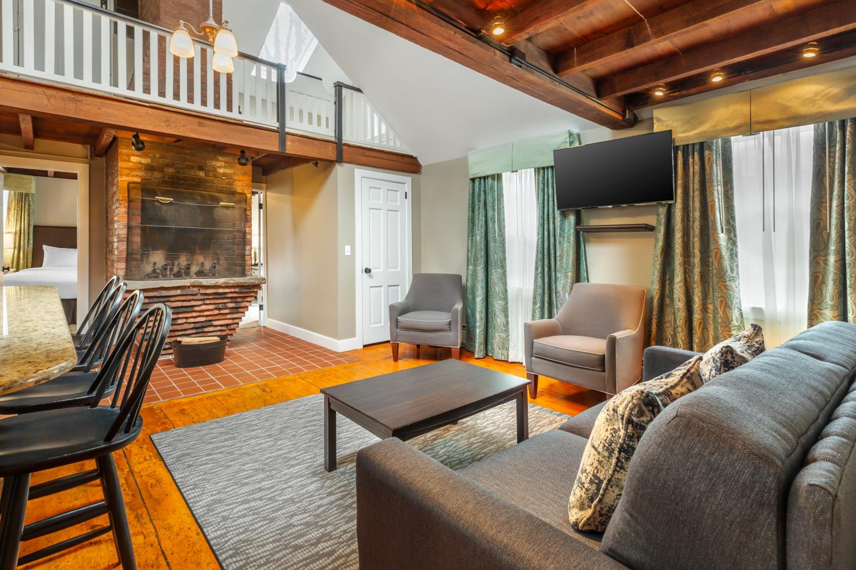 King Suite with Whirlpool - Non-smoking - Photo 1