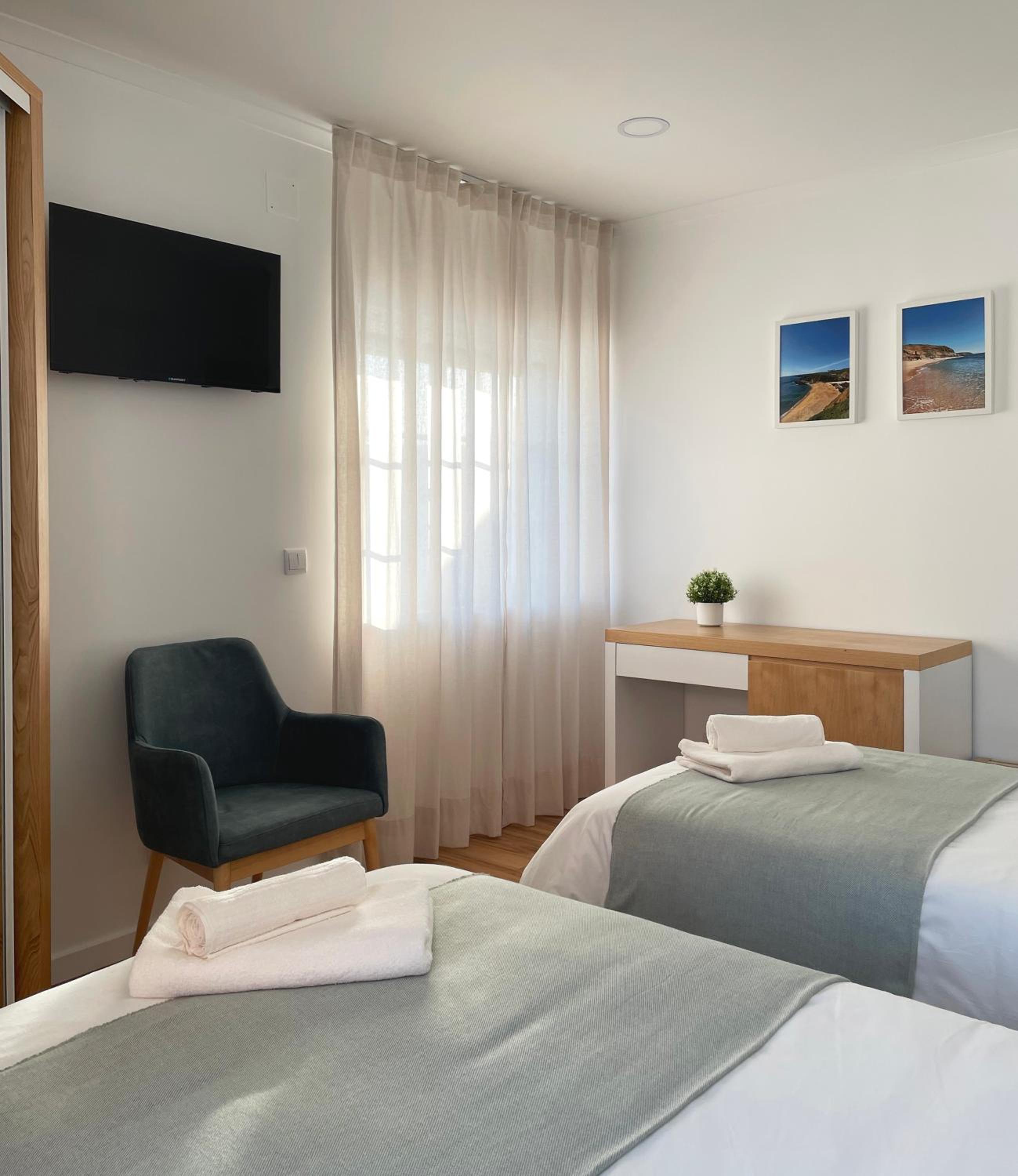 Double or Twin Room with Private Bathroom photo 3