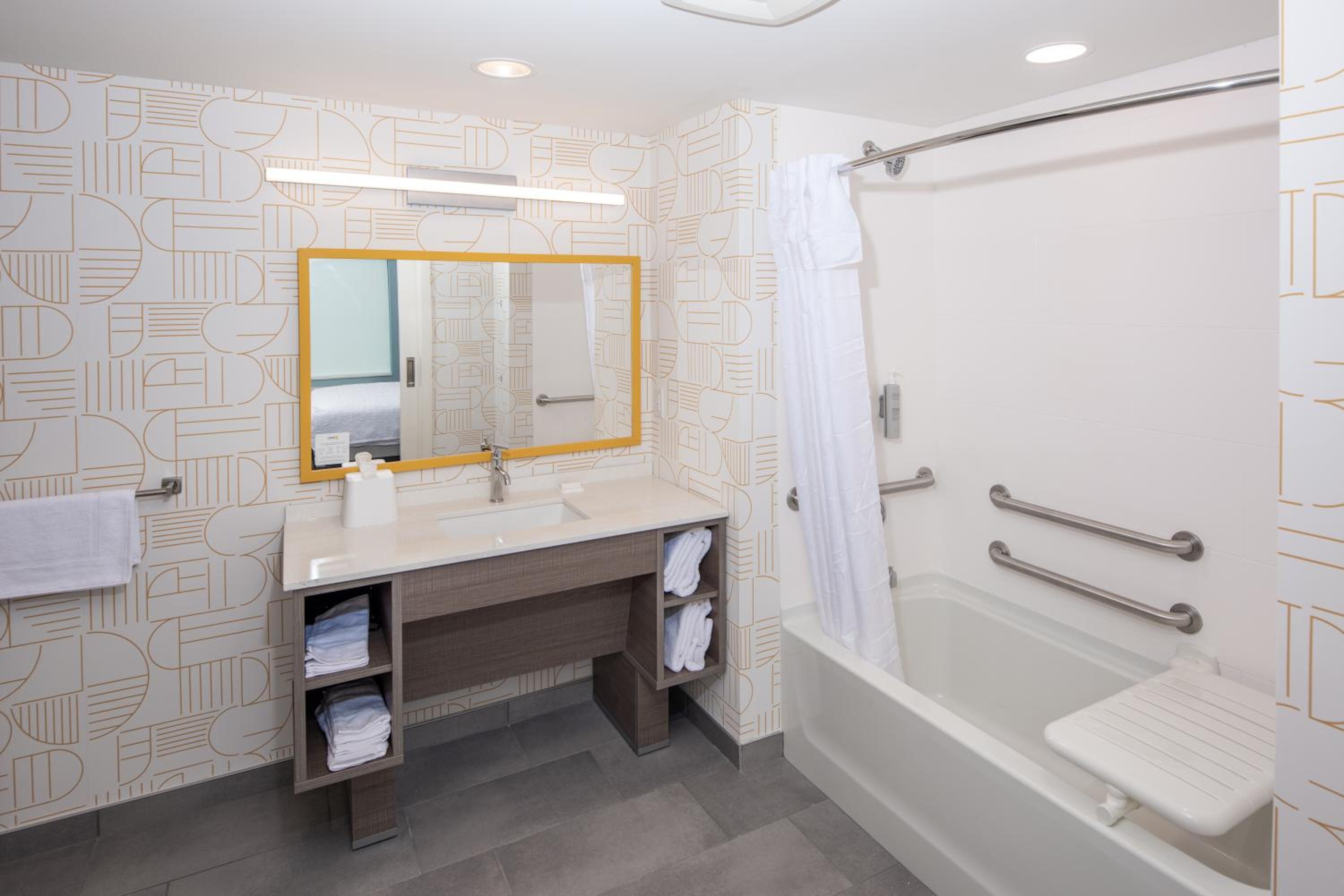 One-Bedroom Queen Suite with Bath Tub - Mobility Accessible - Photo 4
