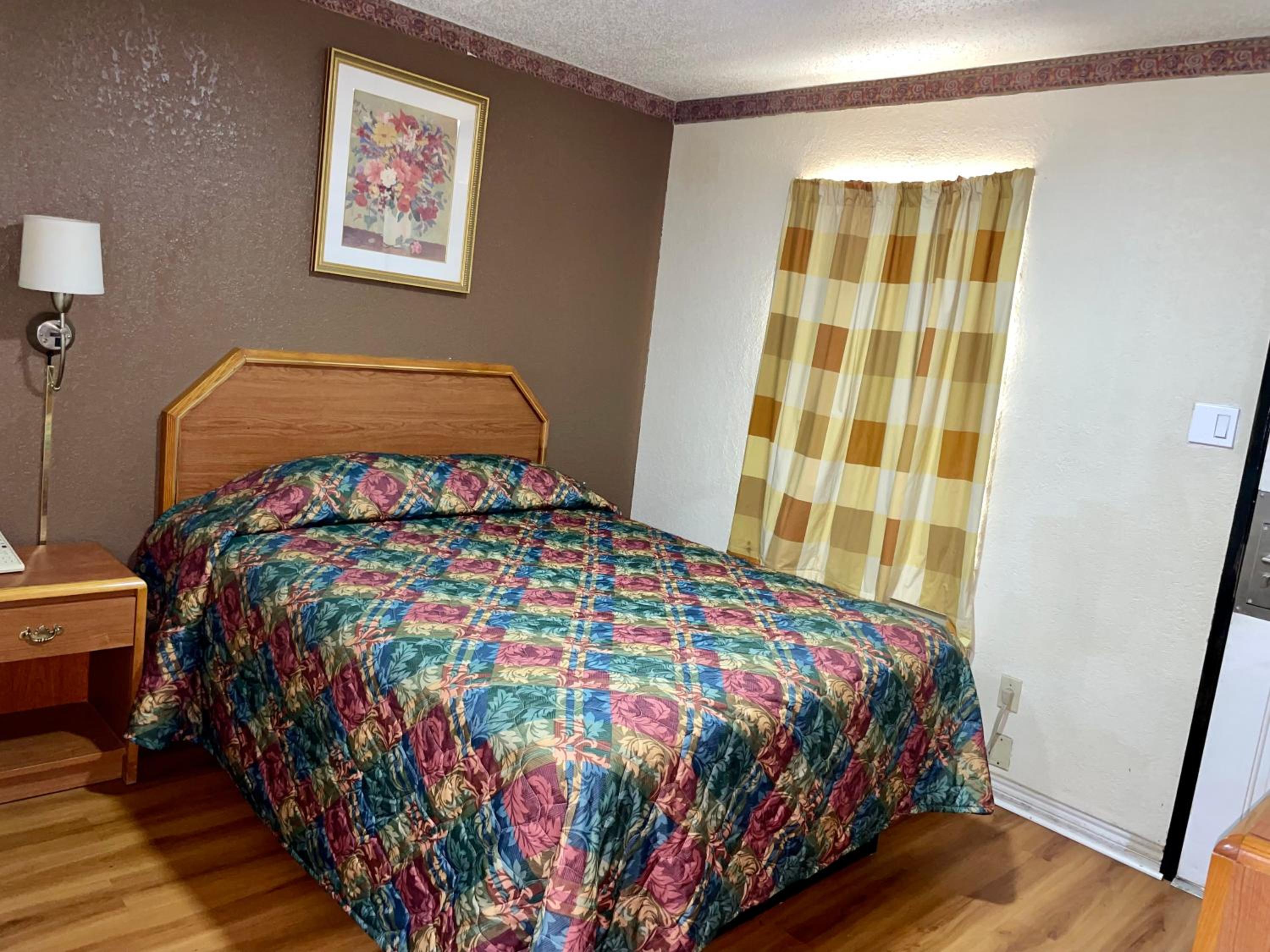 Queen Bed Non-Smoking - Photo 3