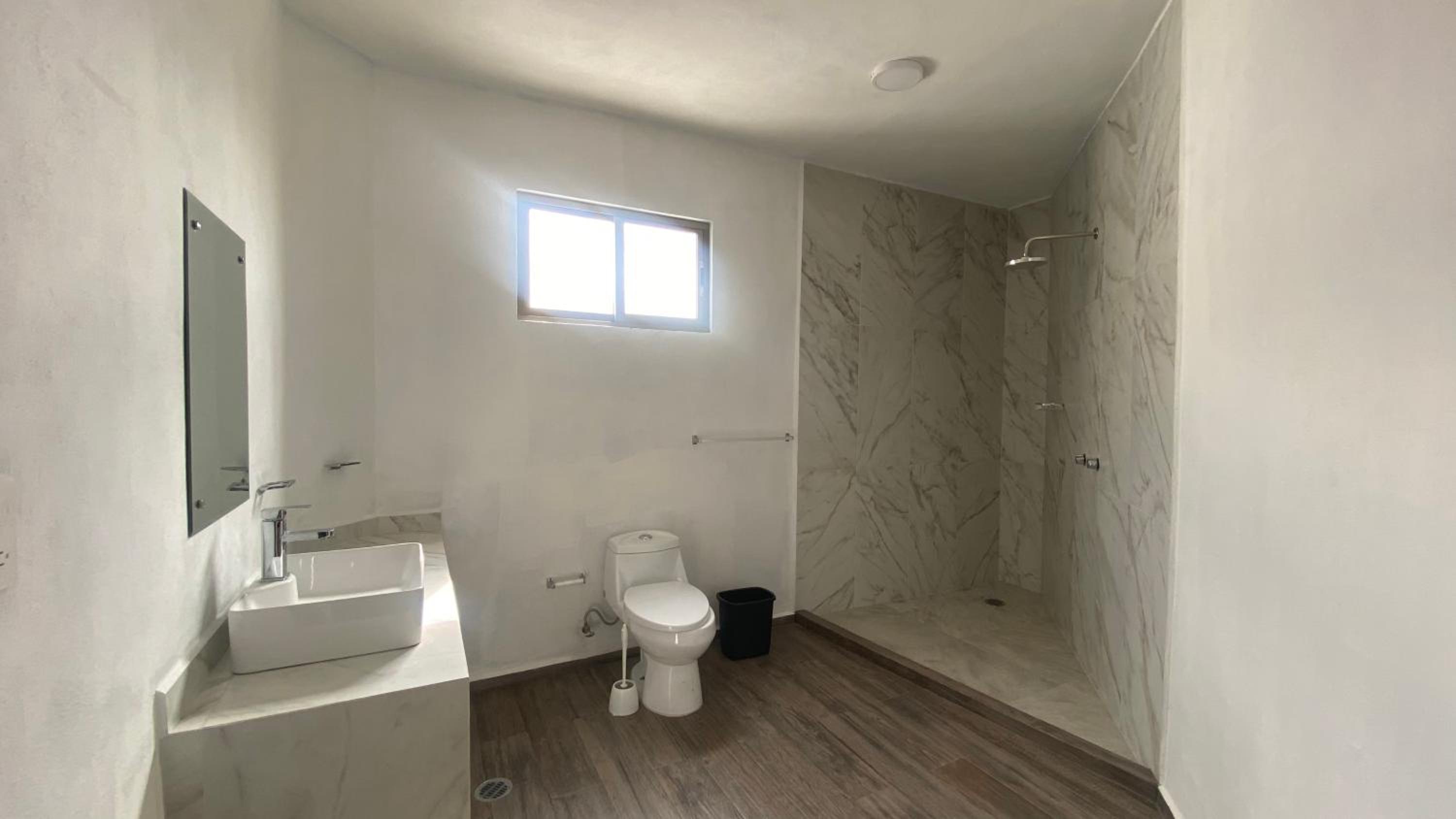 Six-Bedroom House photo 2