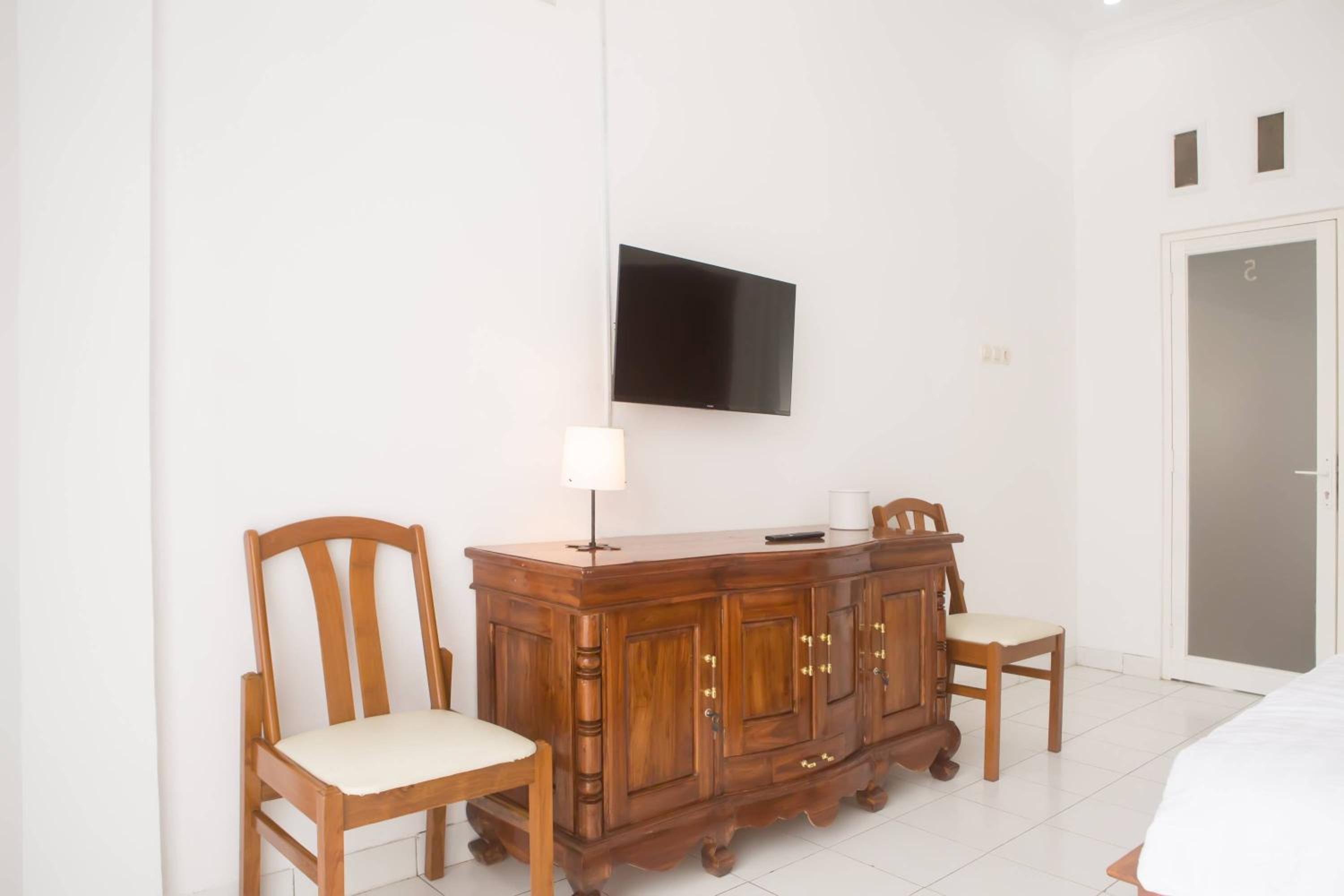 Deluxe Double Room with Balcony - Photo 7