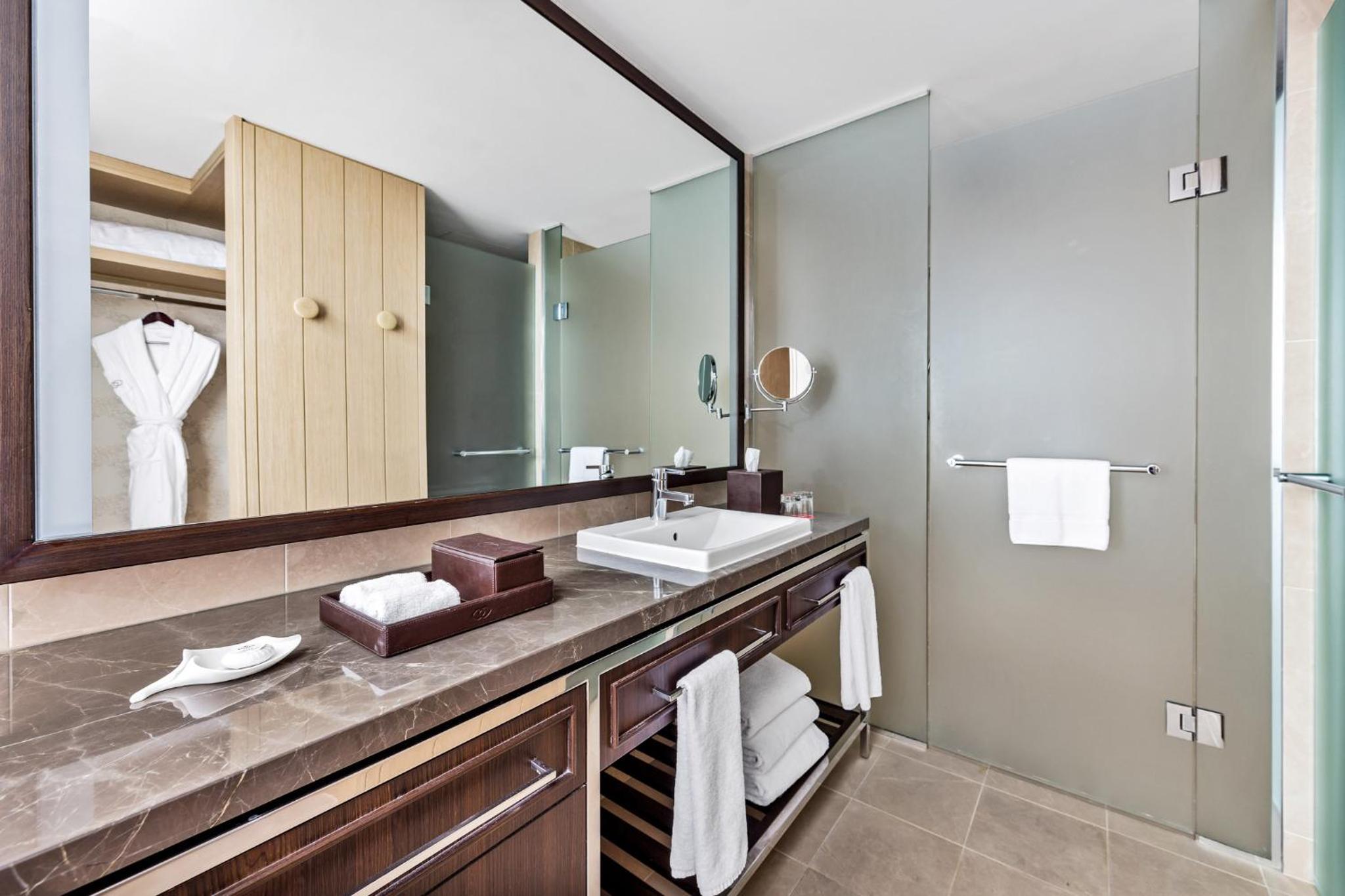 Superior King Room with Jones Bay View
