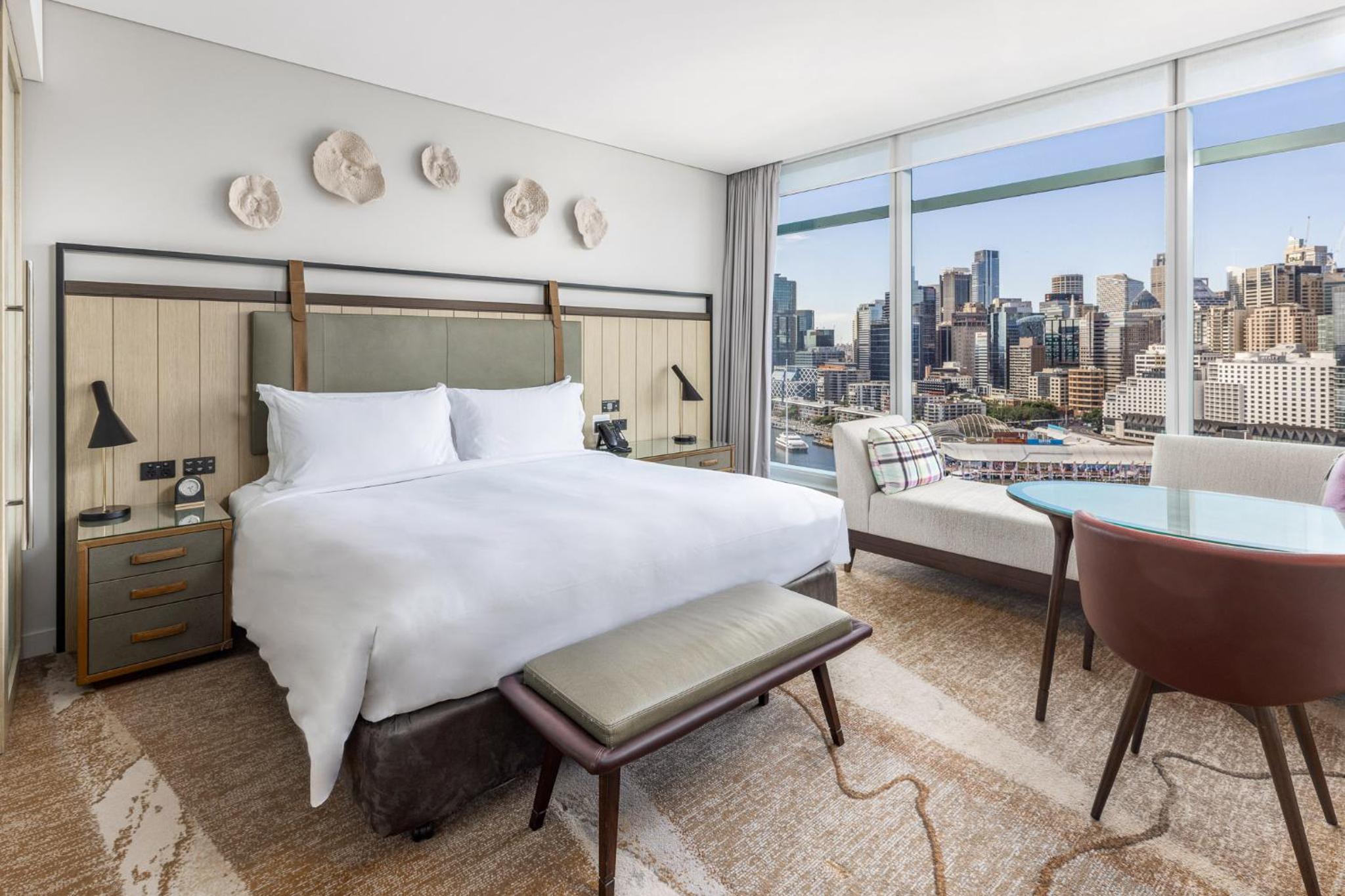 Superior King Room with Premium Bath and Darling Harbor View thumbnail 6