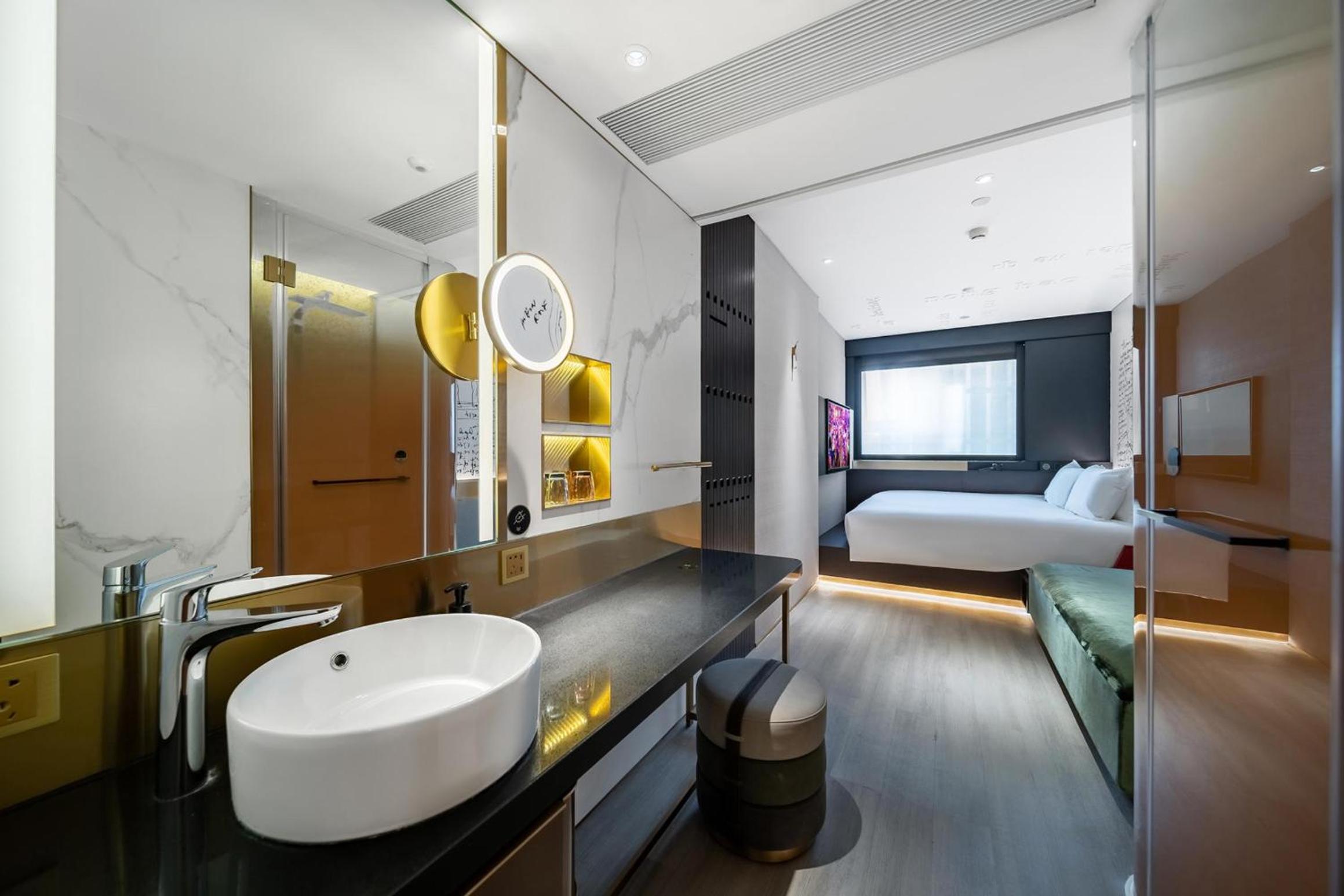 Deluxe Queen Room