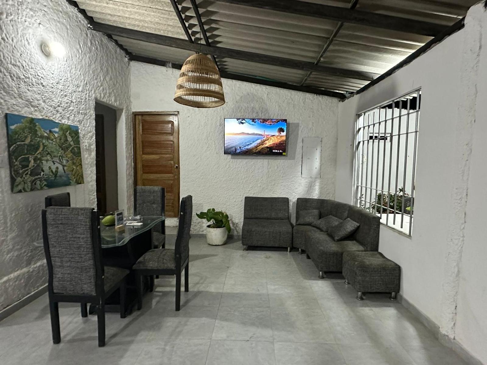 Five-Bedroom House photo 1