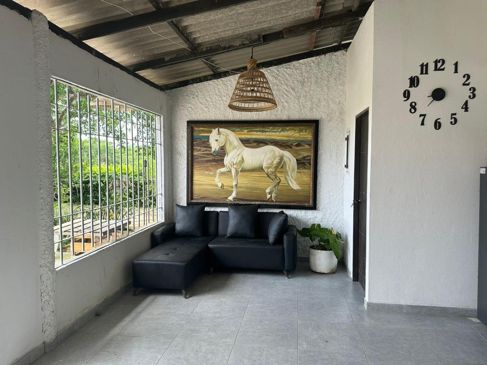 Five-Bedroom House photo 2