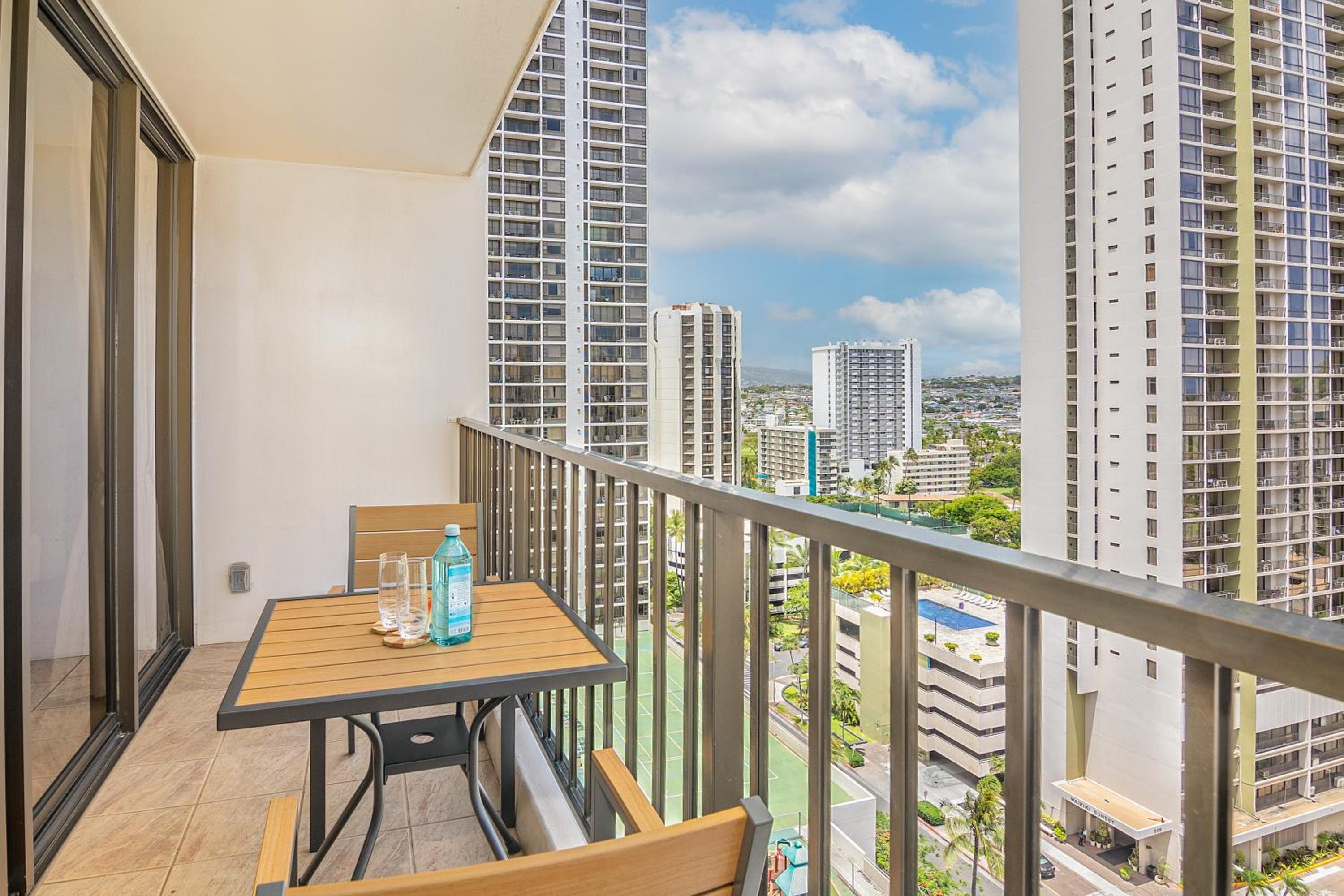 18FL Partial Ocean View, Close to Waikiki Beach: One-Bedroom Apartment photo