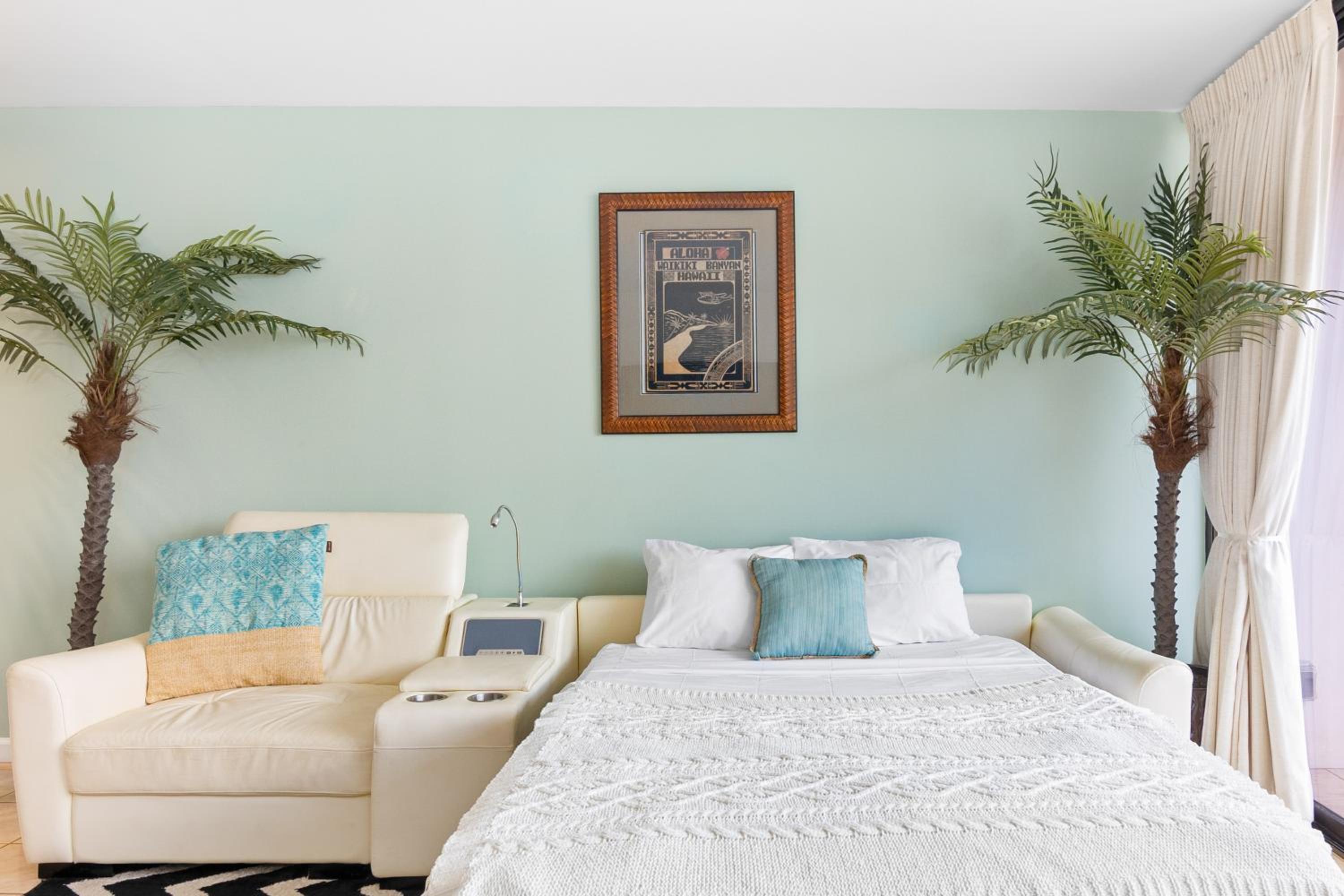 18FL Partial Ocean View, Close to Waikiki Beach: One-Bedroom Apartment photo