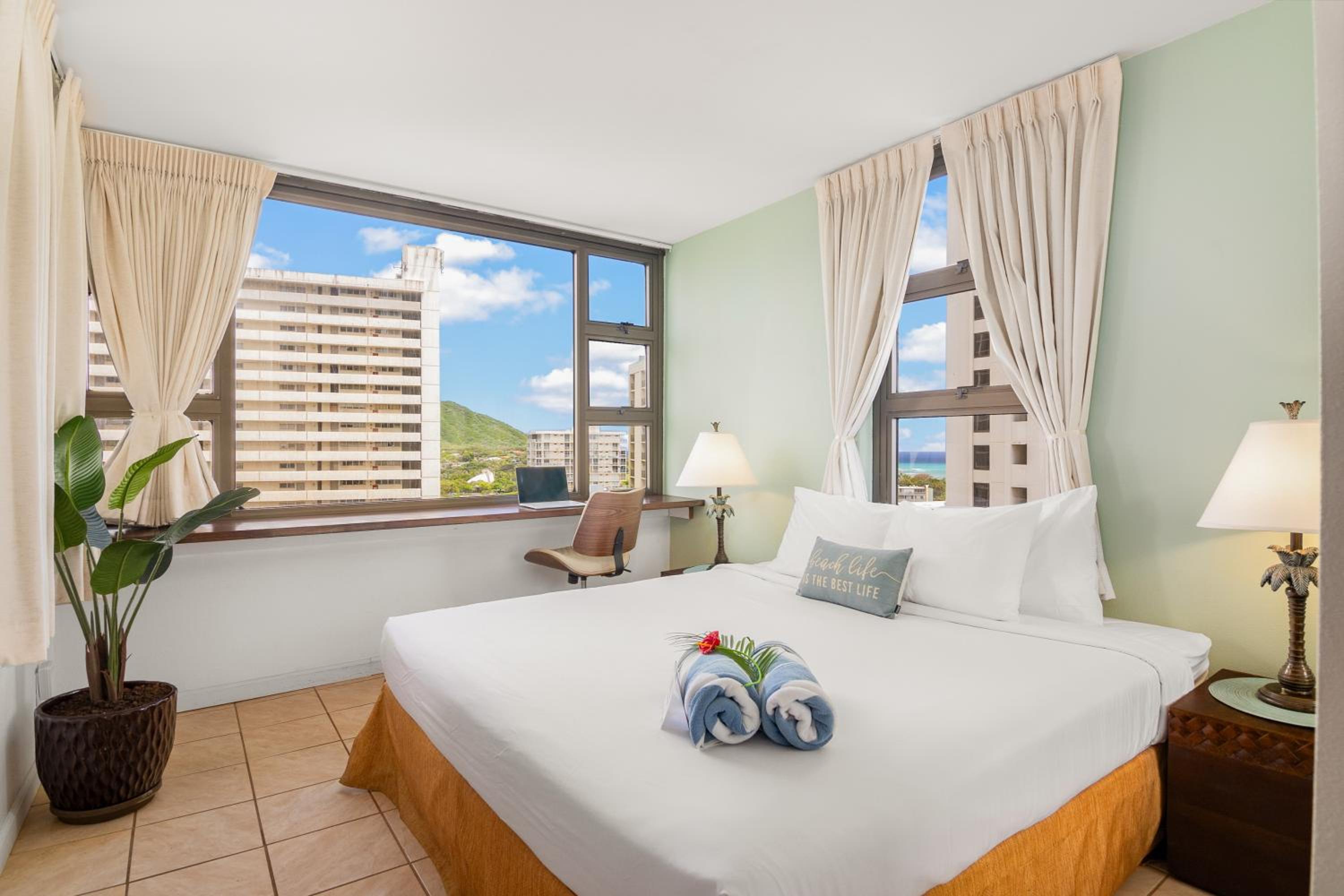 18FL Partial Ocean View, Close to Waikiki Beach: One-Bedroom Apartment photo