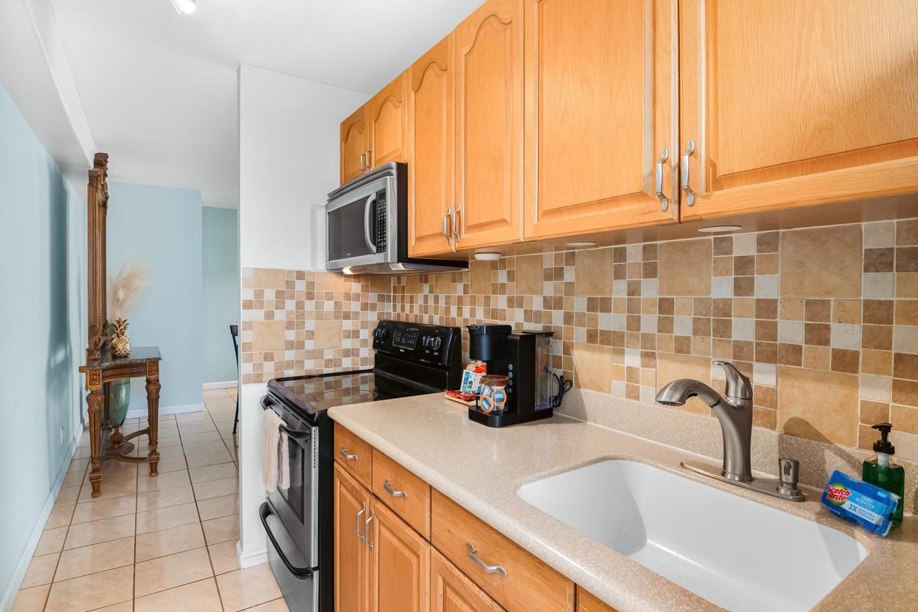 18FL Partial Ocean View, Close to Waikiki Beach: One-Bedroom Apartment photo