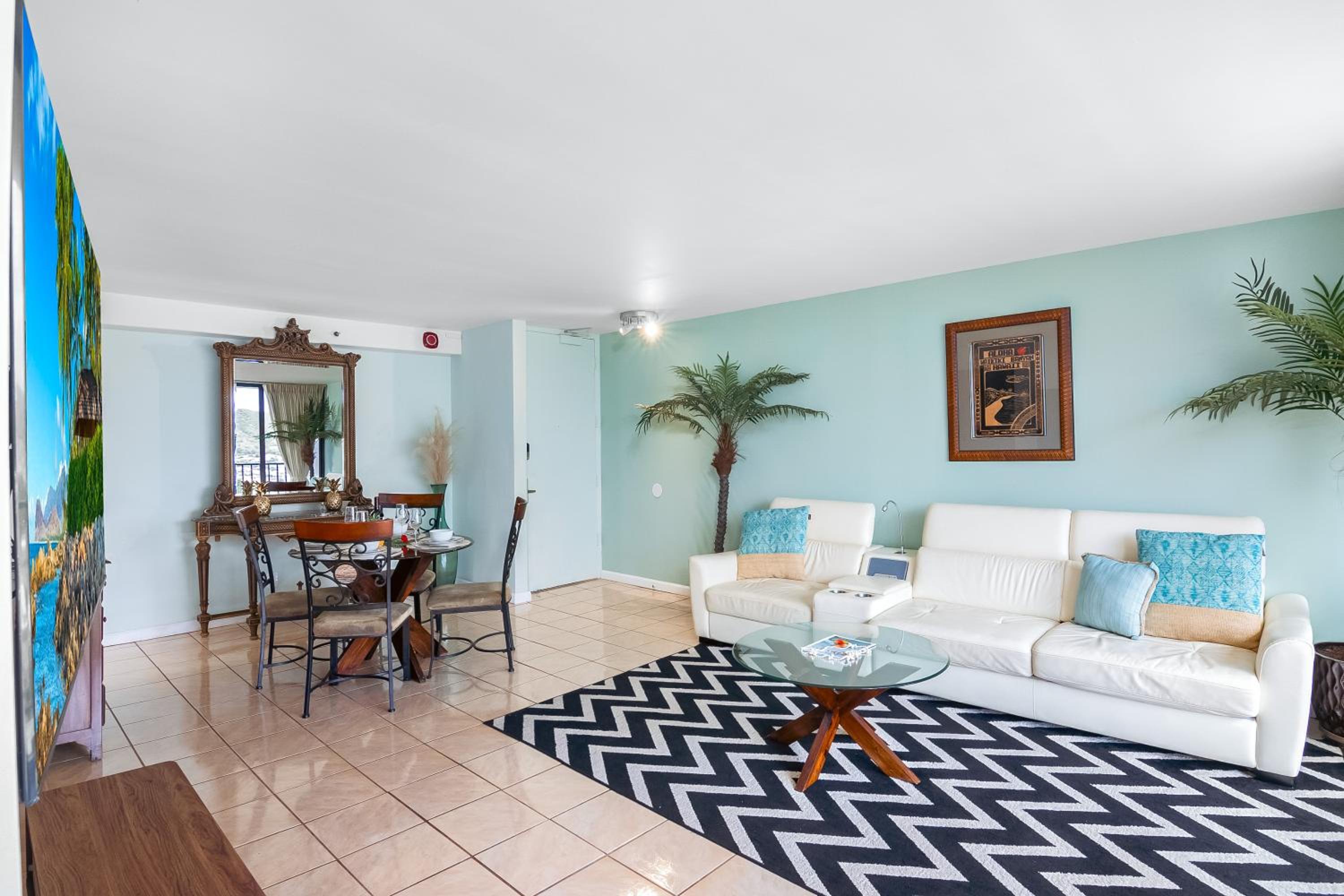18FL Partial Ocean View, Close to Waikiki Beach: One-Bedroom Apartment photo