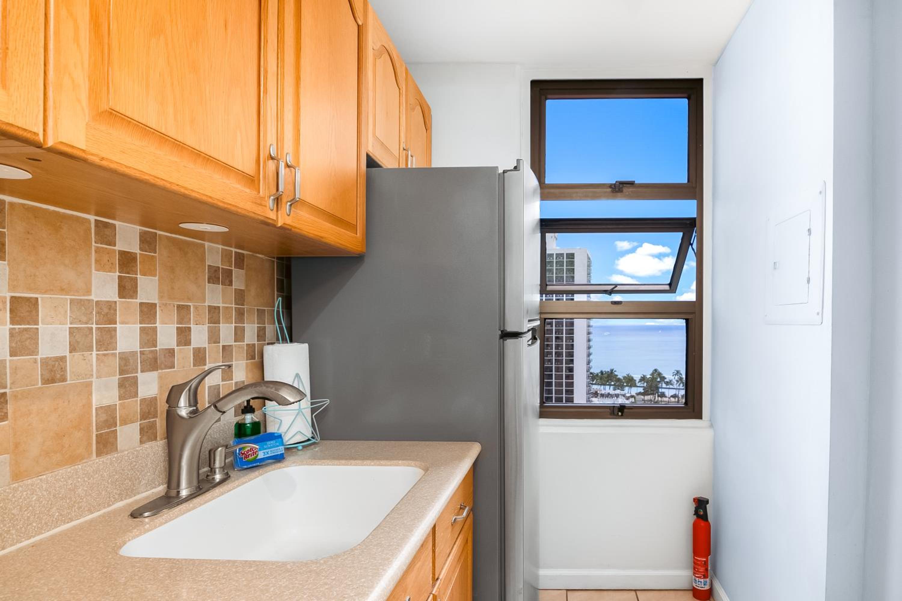 18FL Partial Ocean View, Close to Waikiki Beach: One-Bedroom Apartment photo