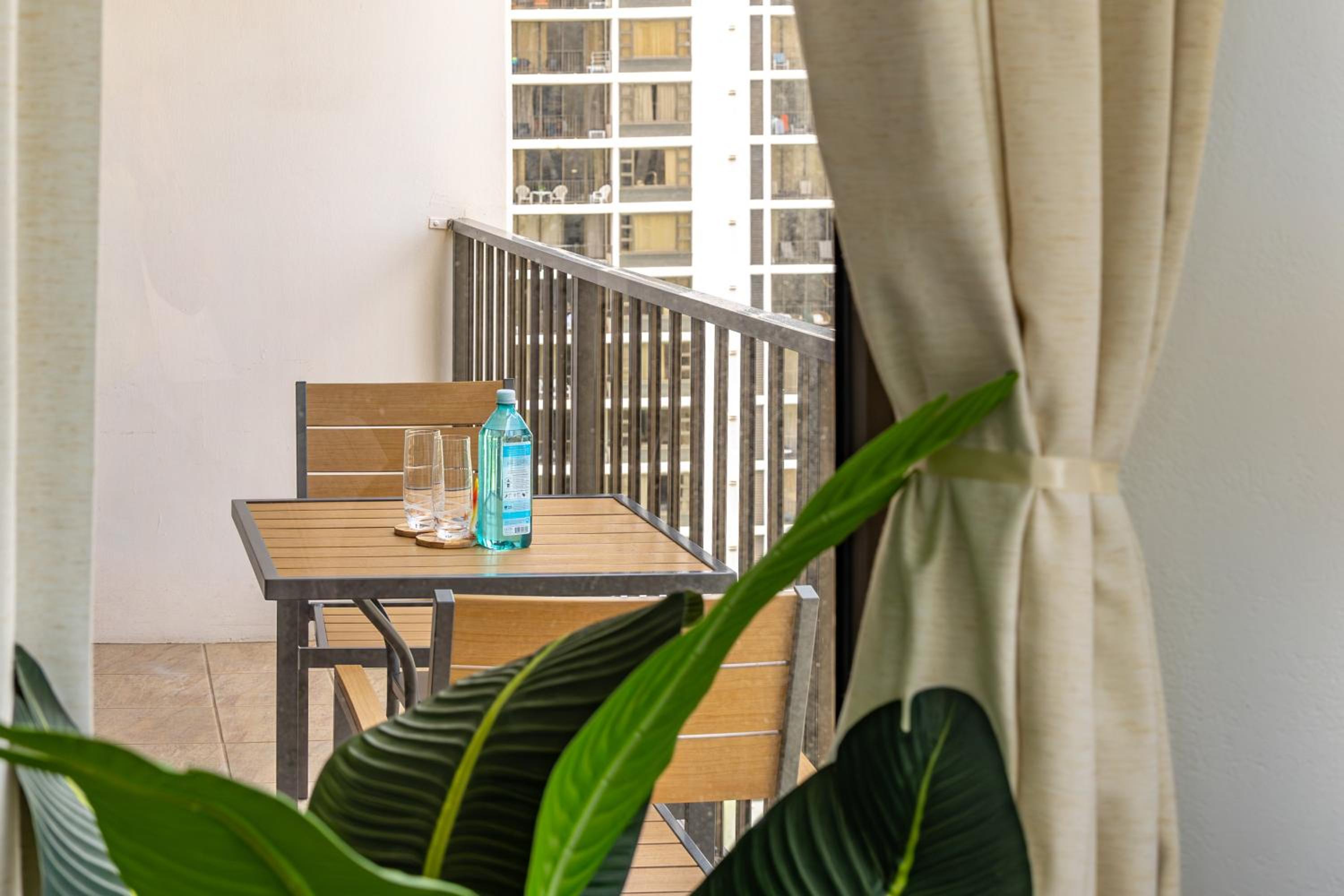 18FL Partial Ocean View, Close to Waikiki Beach: One-Bedroom Apartment photo