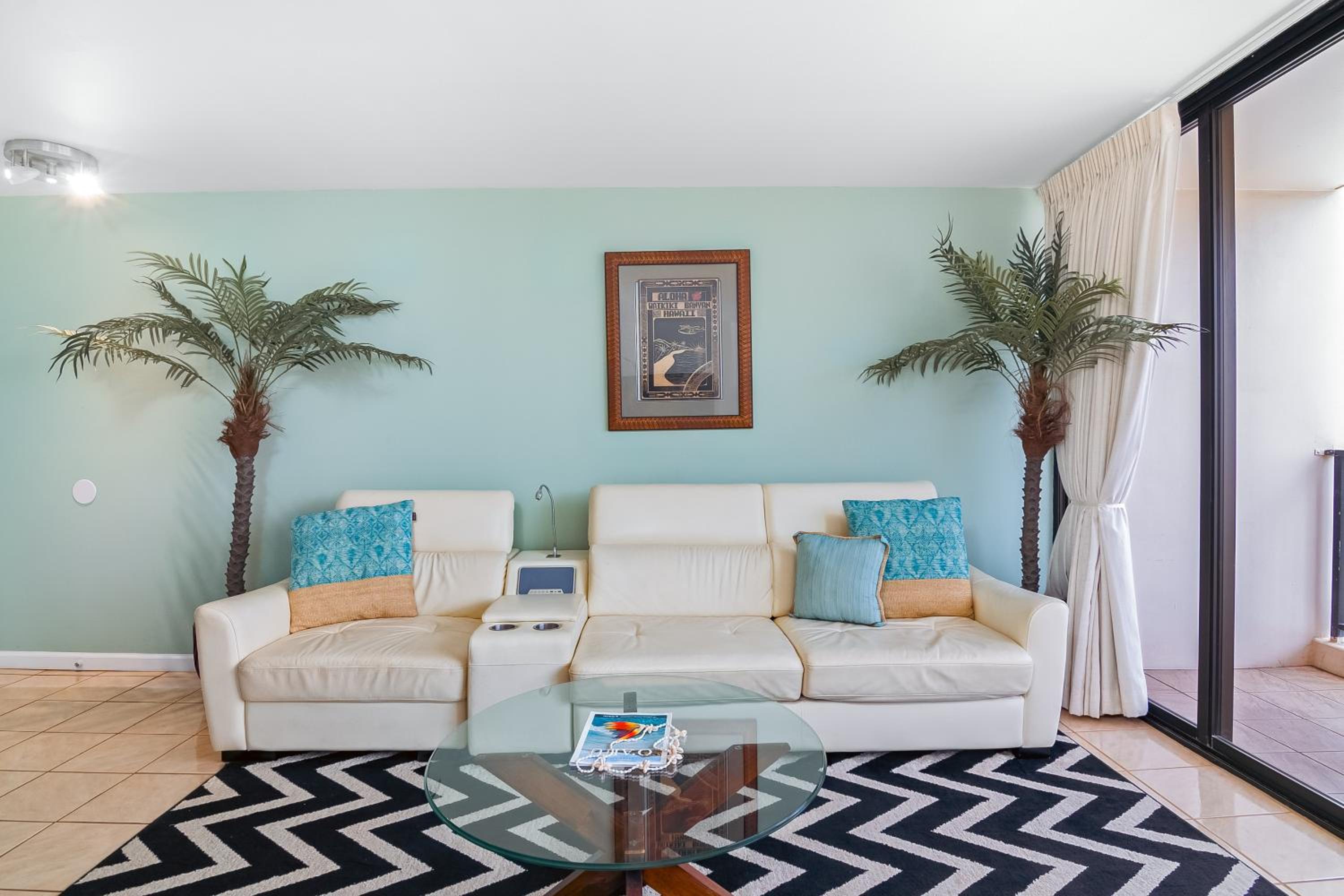 18FL Partial Ocean View, Close to Waikiki Beach: One-Bedroom Apartment photo