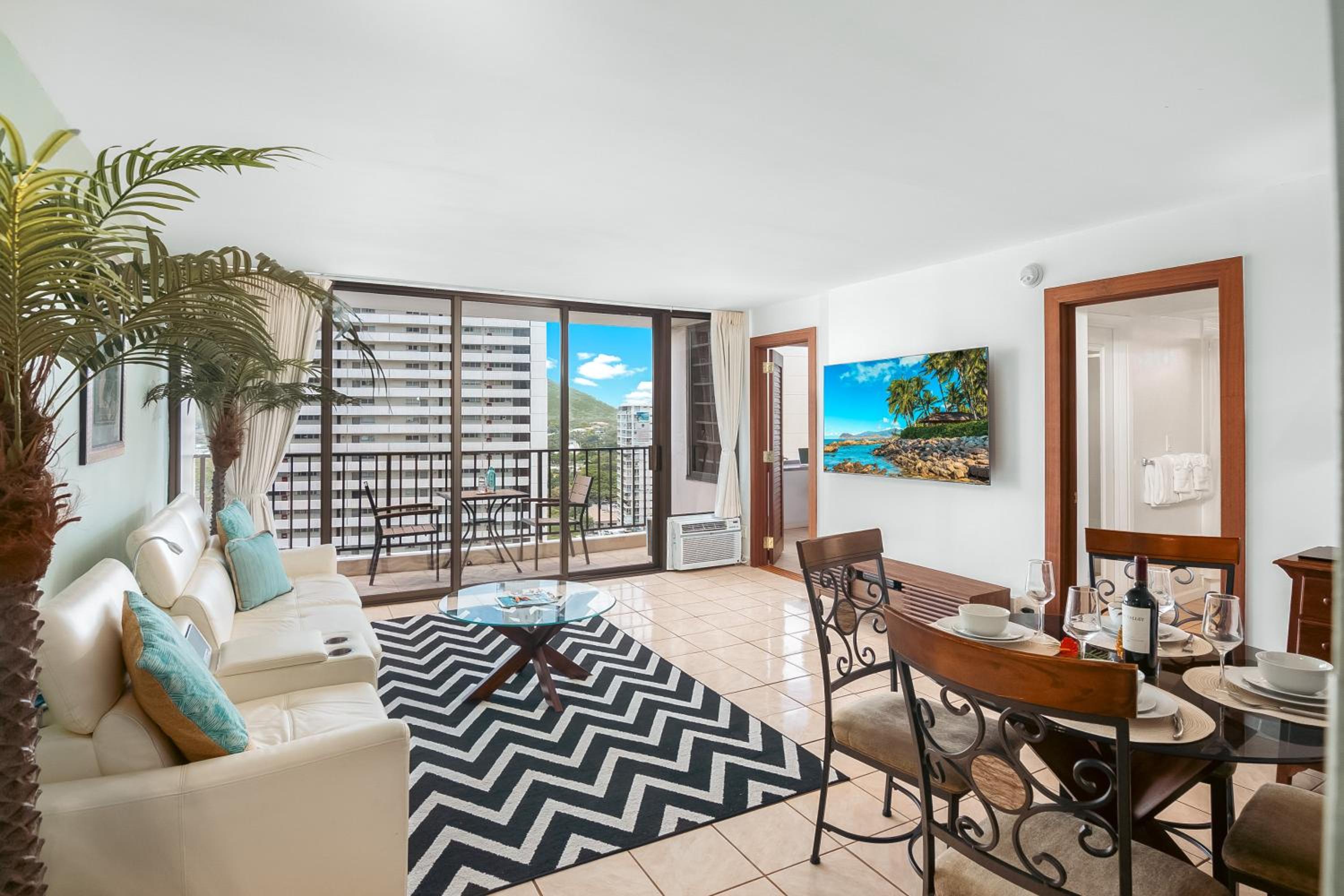 18FL Partial Ocean View, Close to Waikiki Beach: hotel room photo