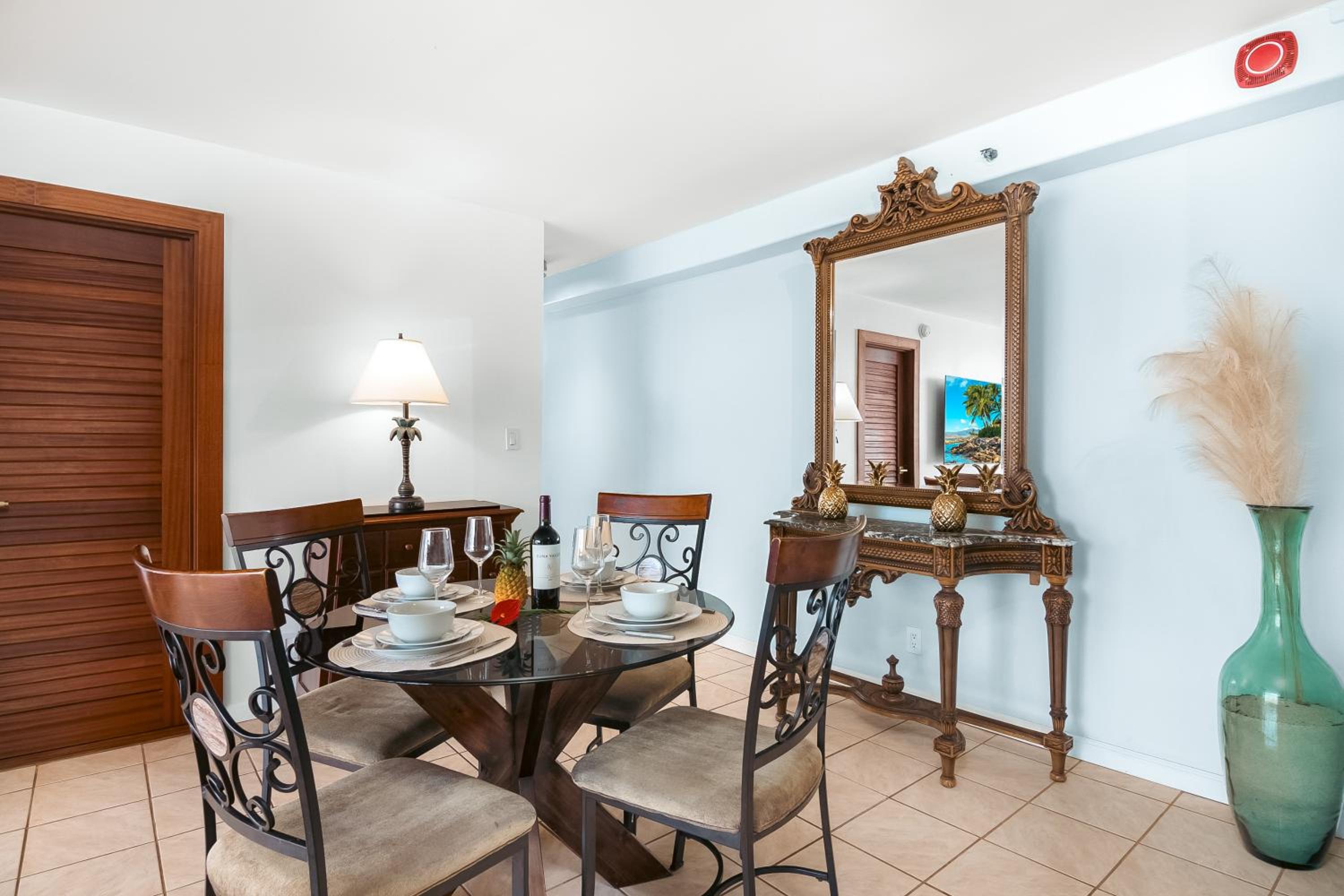 18FL Partial Ocean View, Close to Waikiki Beach: One-Bedroom Apartment photo