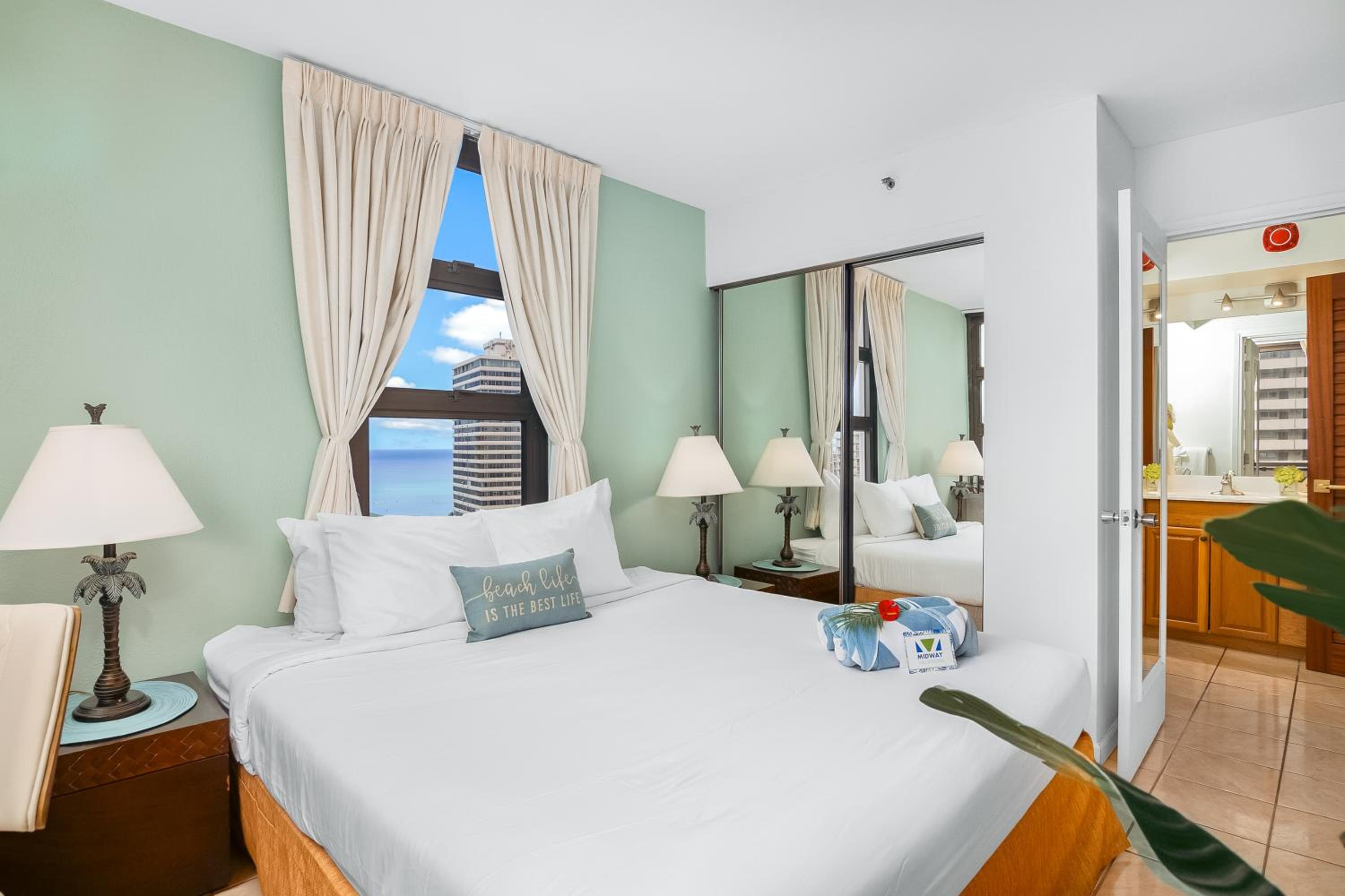 18FL Partial Ocean View, Close to Waikiki Beach: One-Bedroom Apartment photo