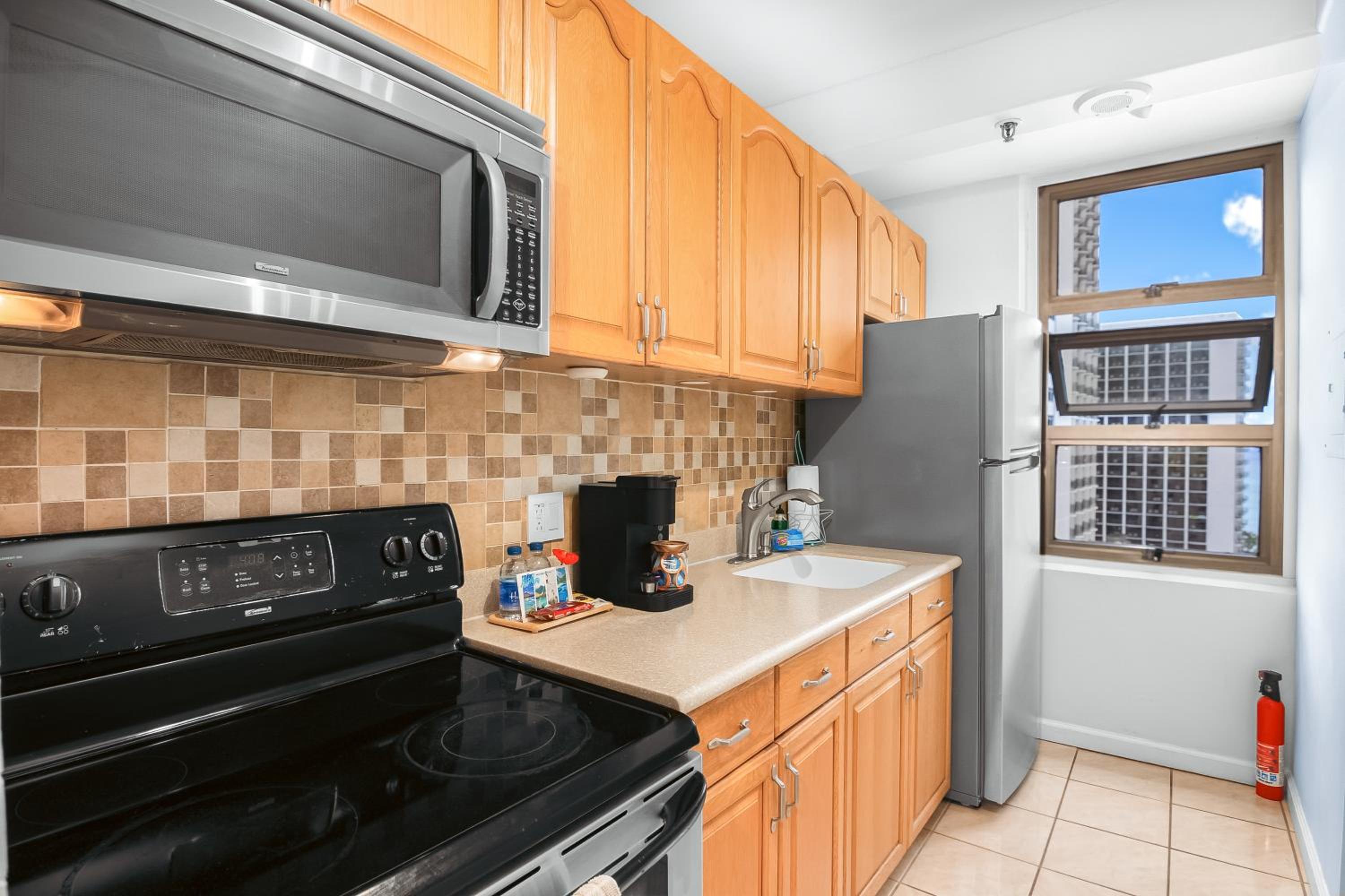 18FL Partial Ocean View, Close to Waikiki Beach: One-Bedroom Apartment photo
