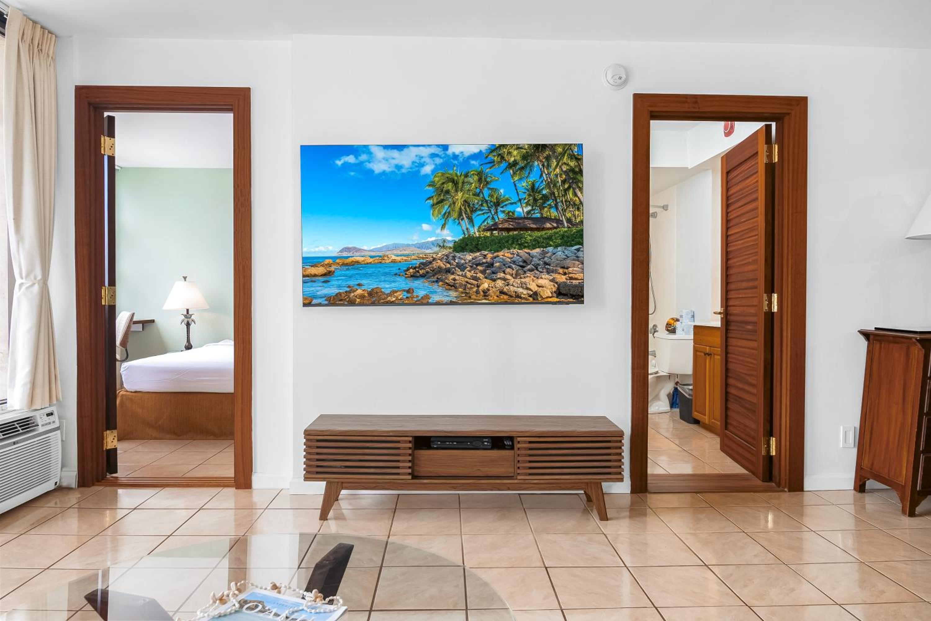 18FL Partial Ocean View, Close to Waikiki Beach: One-Bedroom Apartment photo