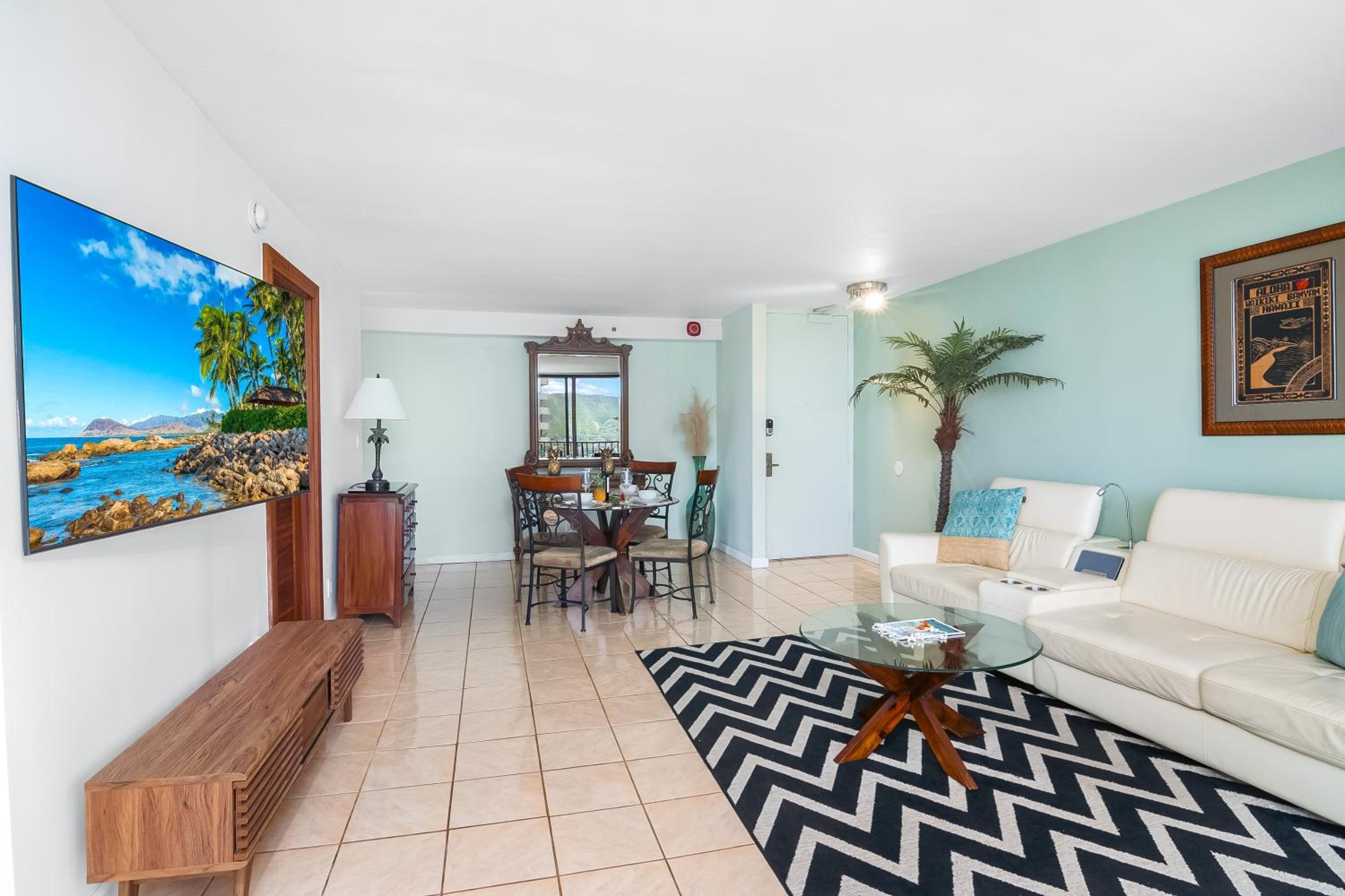 18FL Partial Ocean View, Close to Waikiki Beach: One-Bedroom Apartment photo