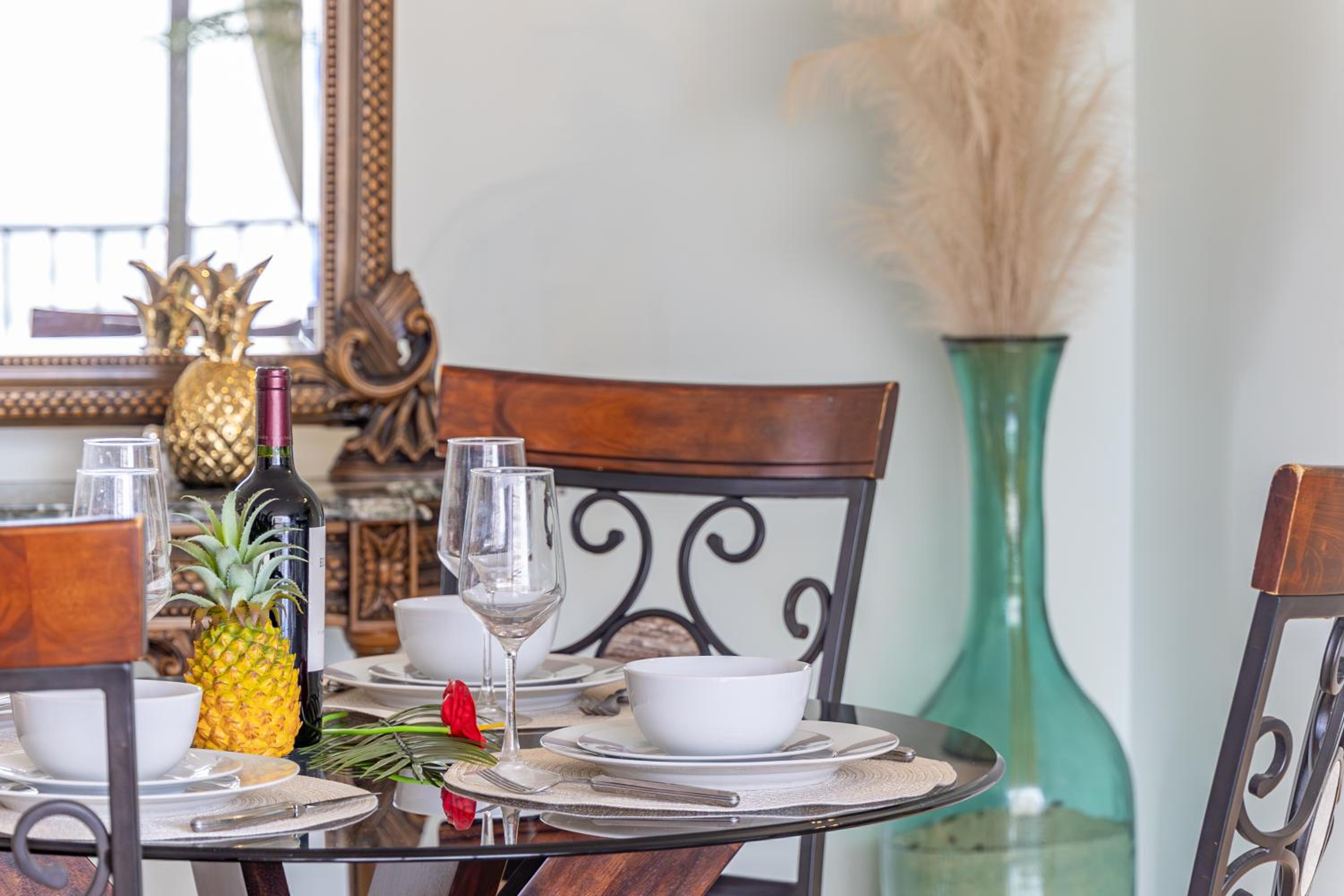 18FL Partial Ocean View, Close to Waikiki Beach: One-Bedroom Apartment photo