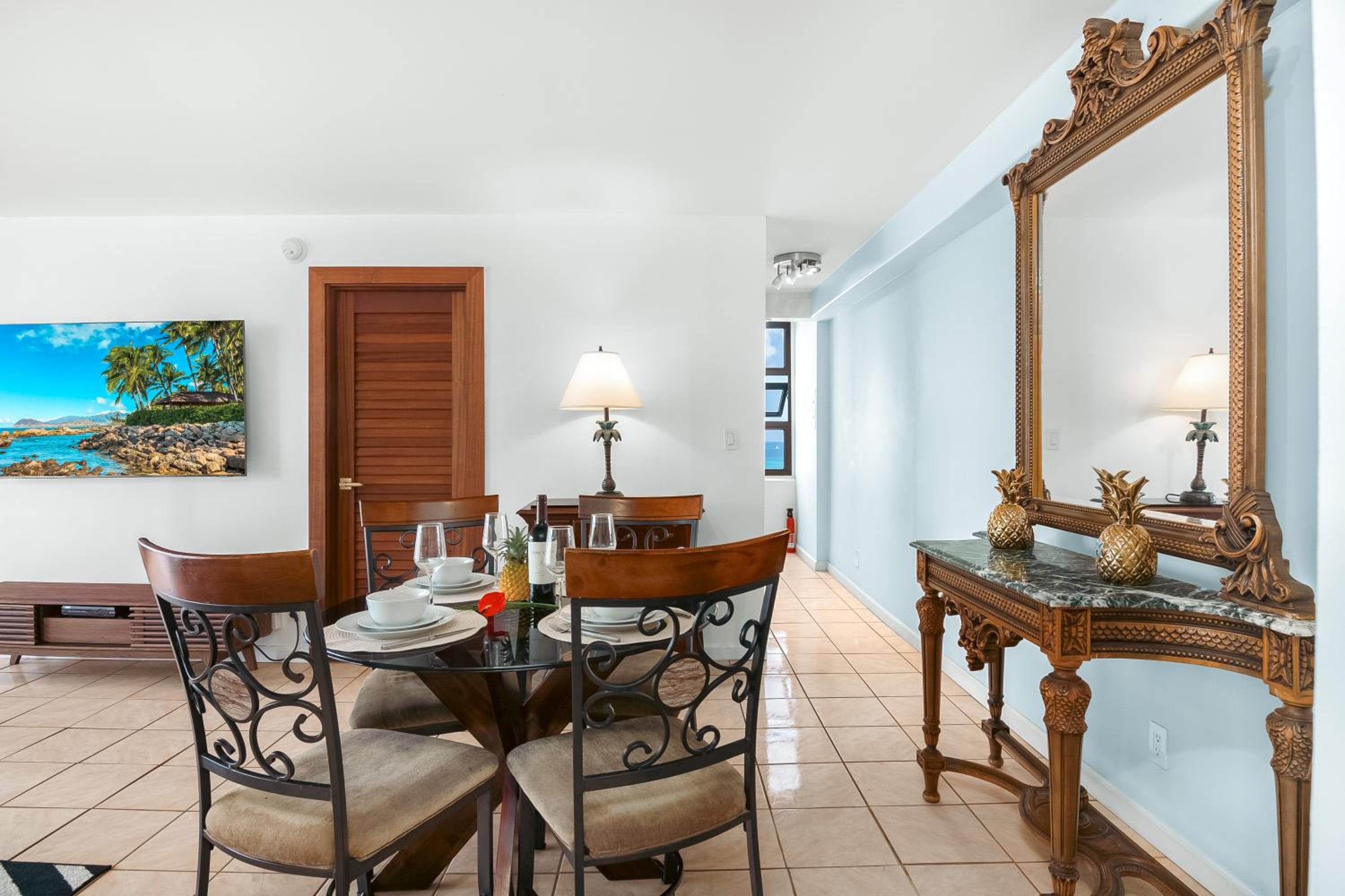 18FL Partial Ocean View, Close to Waikiki Beach: One-Bedroom Apartment photo