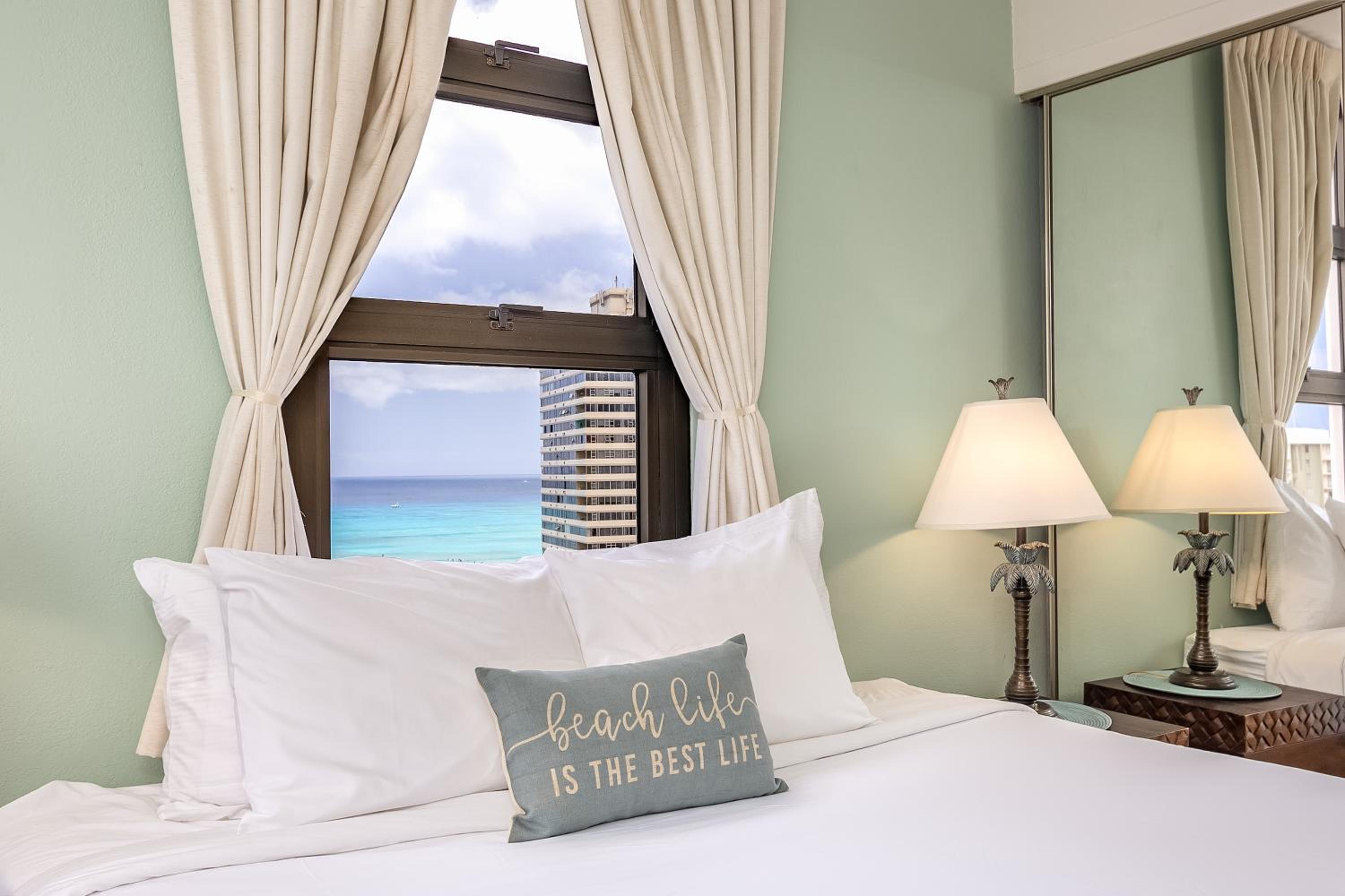 18FL Partial Ocean View, Close to Waikiki Beach: One-Bedroom Apartment photo