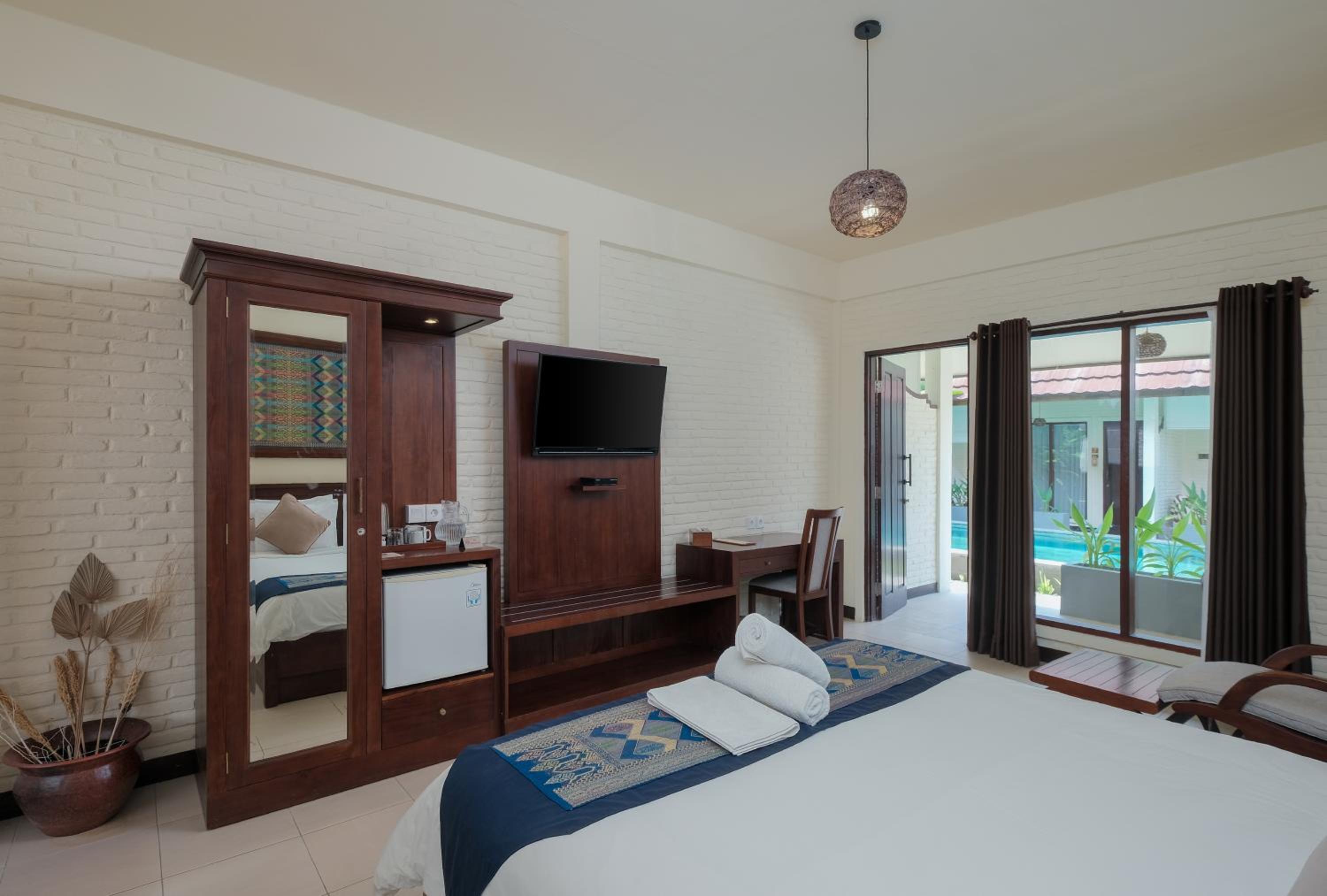King Room with Pool View - Photo 4