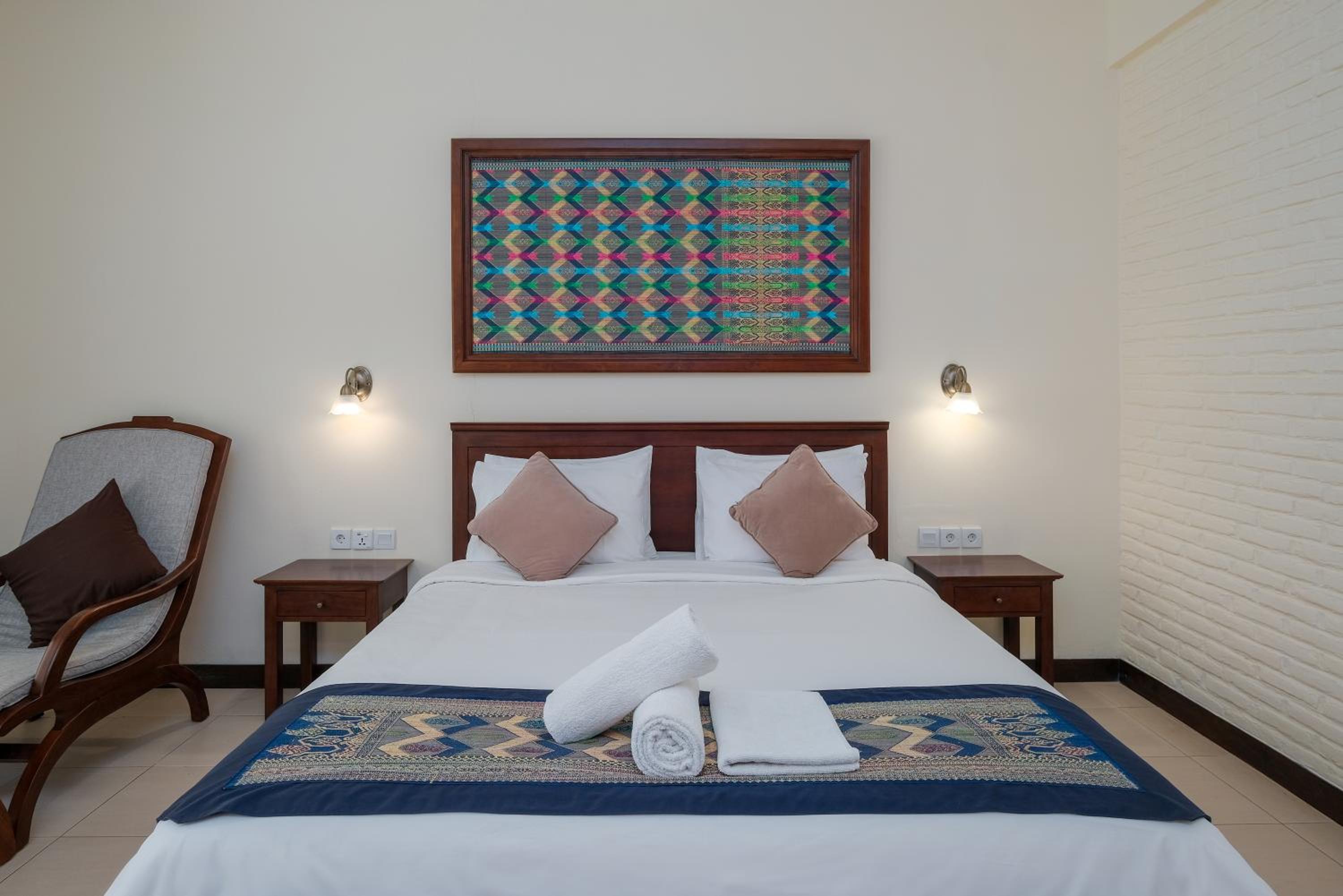 King Room with Pool View - Photo 11