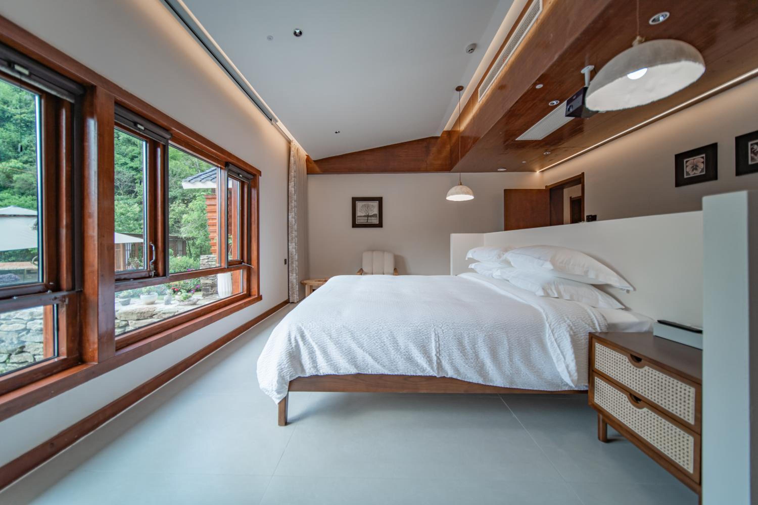 Deluxe Room (2 Adults + 1 Child) photo 3