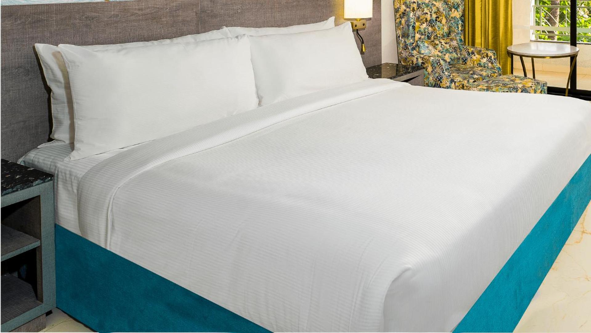 Deluxe King Room with Pool View - 20% Discount on Food at Flame, Happy Hours 1+1 from 4pm to 6 pm - Photo 2