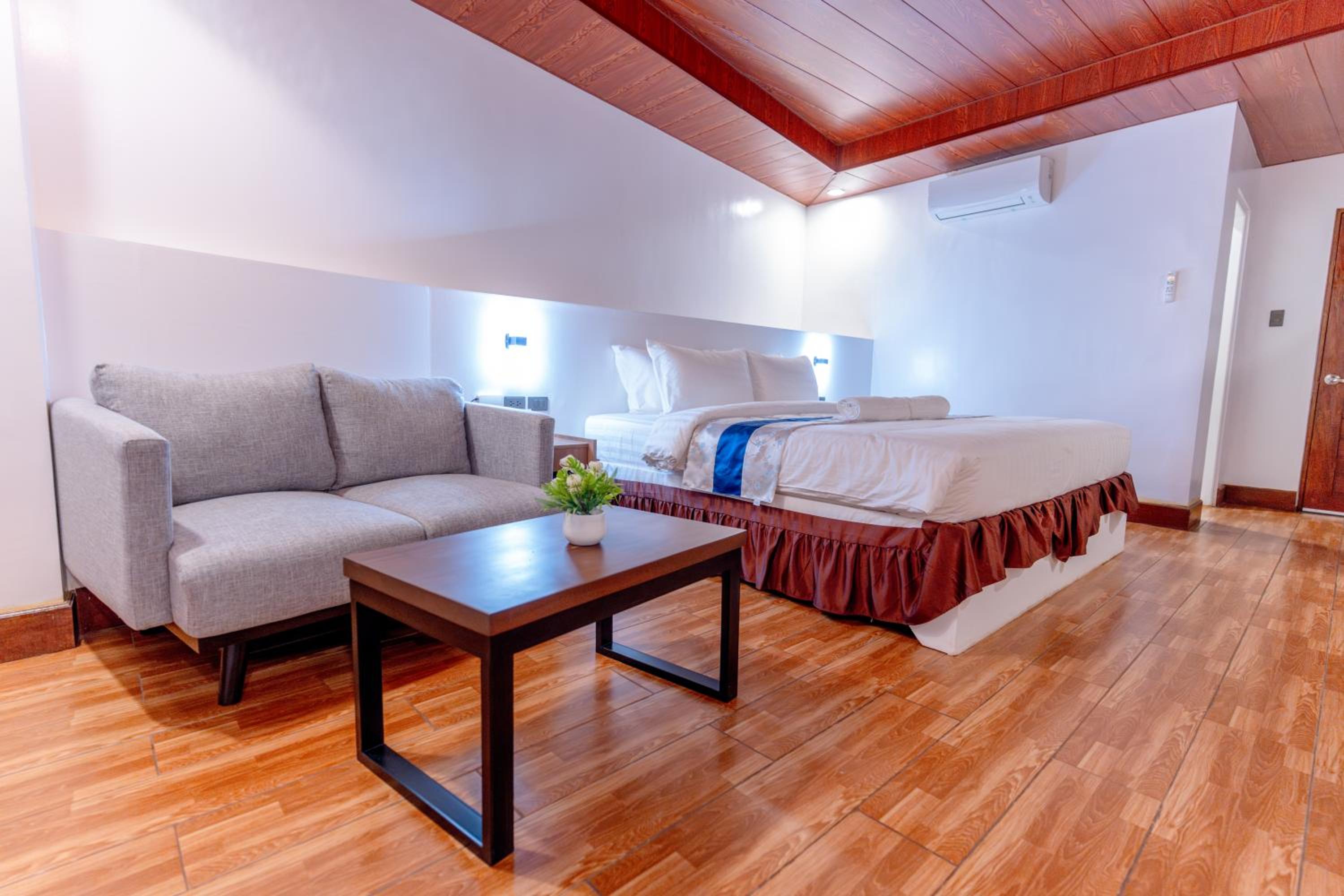 Deluxe King Room - Photo 1