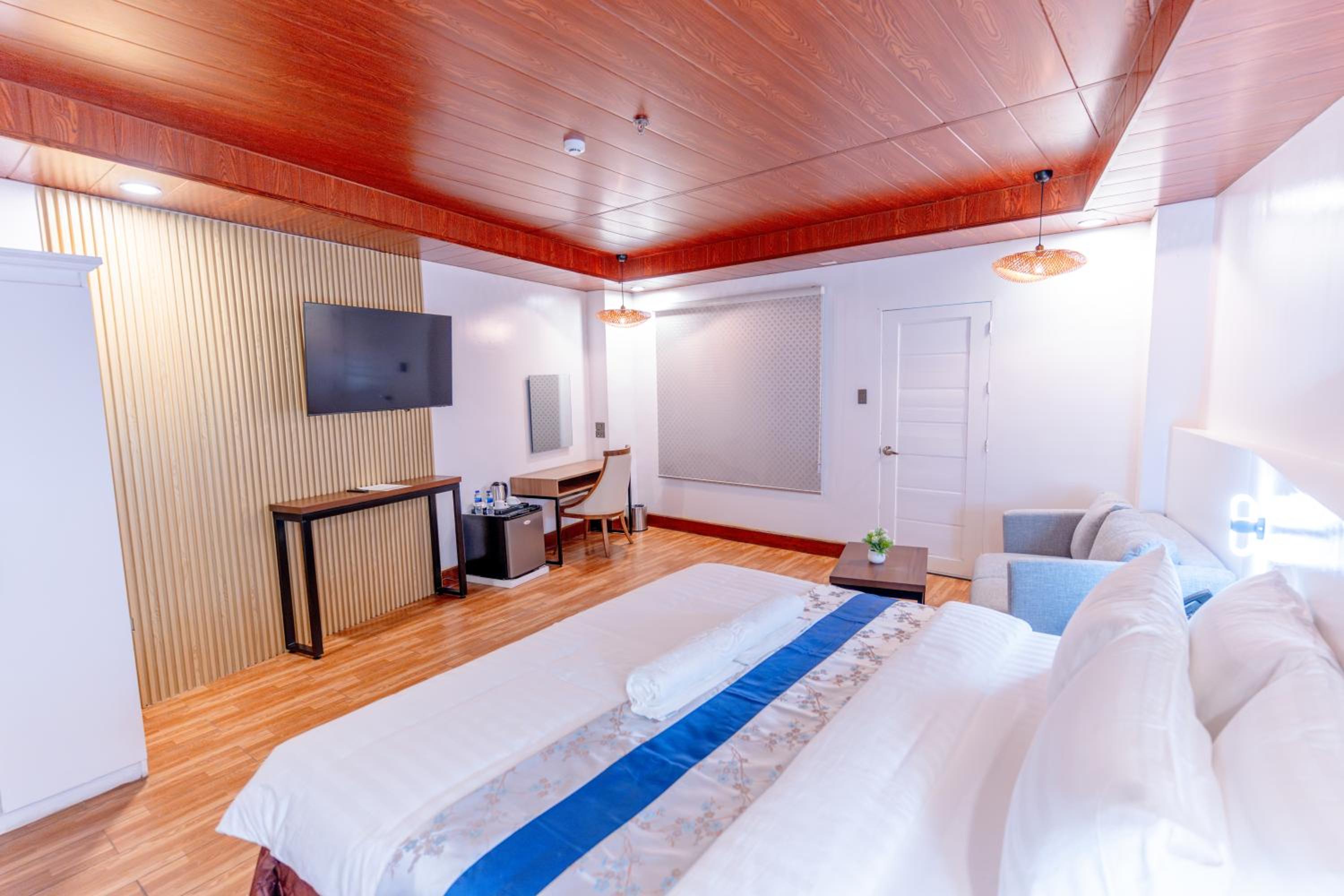 Deluxe King Room - Photo 3