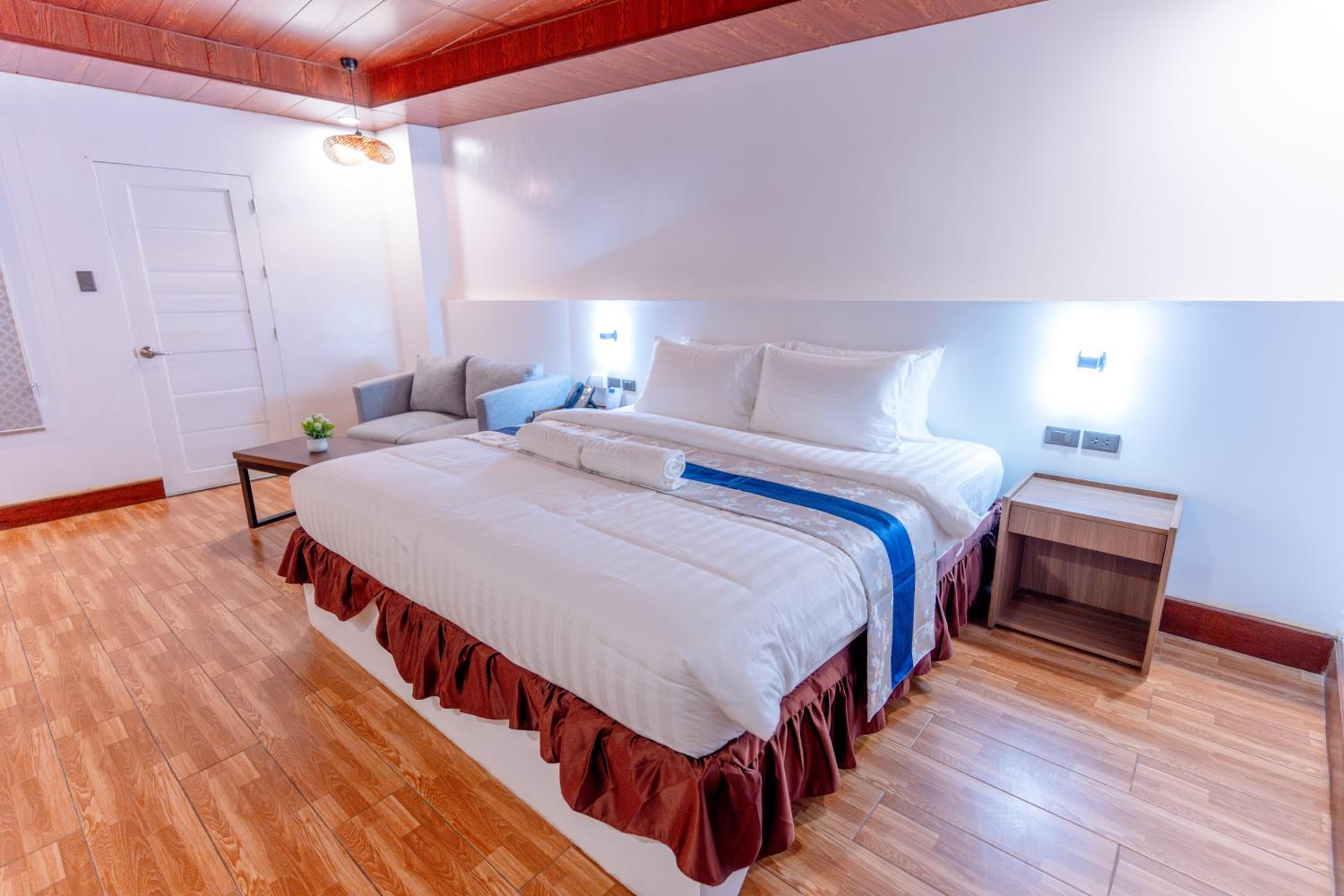 Deluxe King Room - Photo 4