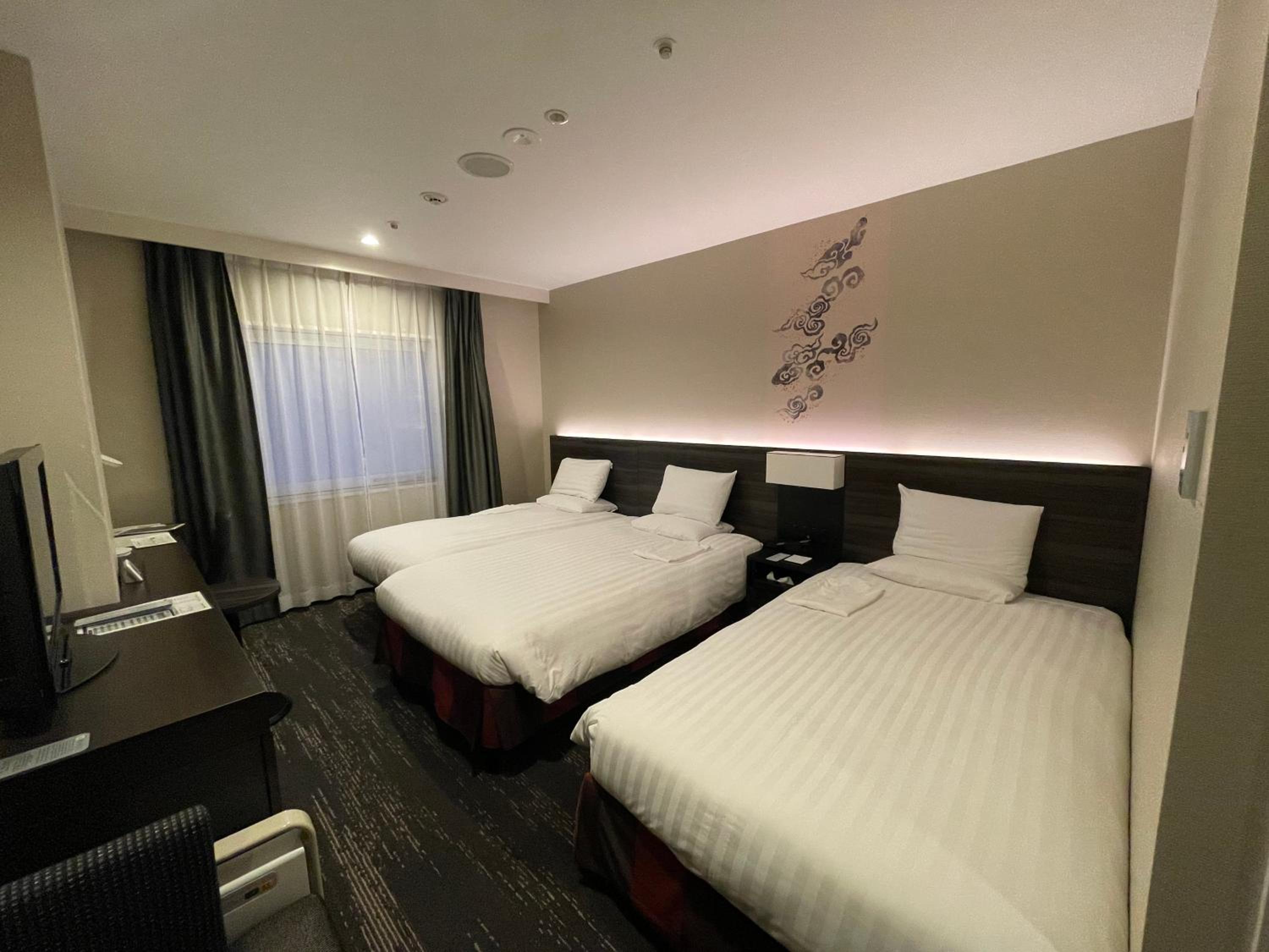 	Economy Twin Room with Extra Bed - Non-Smoking photo 2