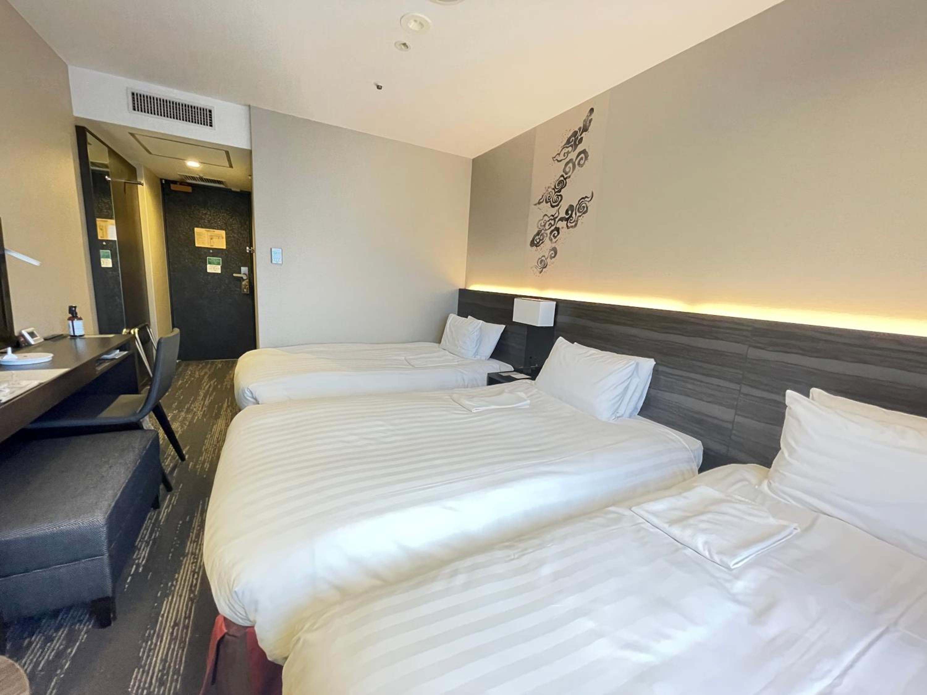 	Economy Twin Room with Extra Bed - Non-Smoking photo 3