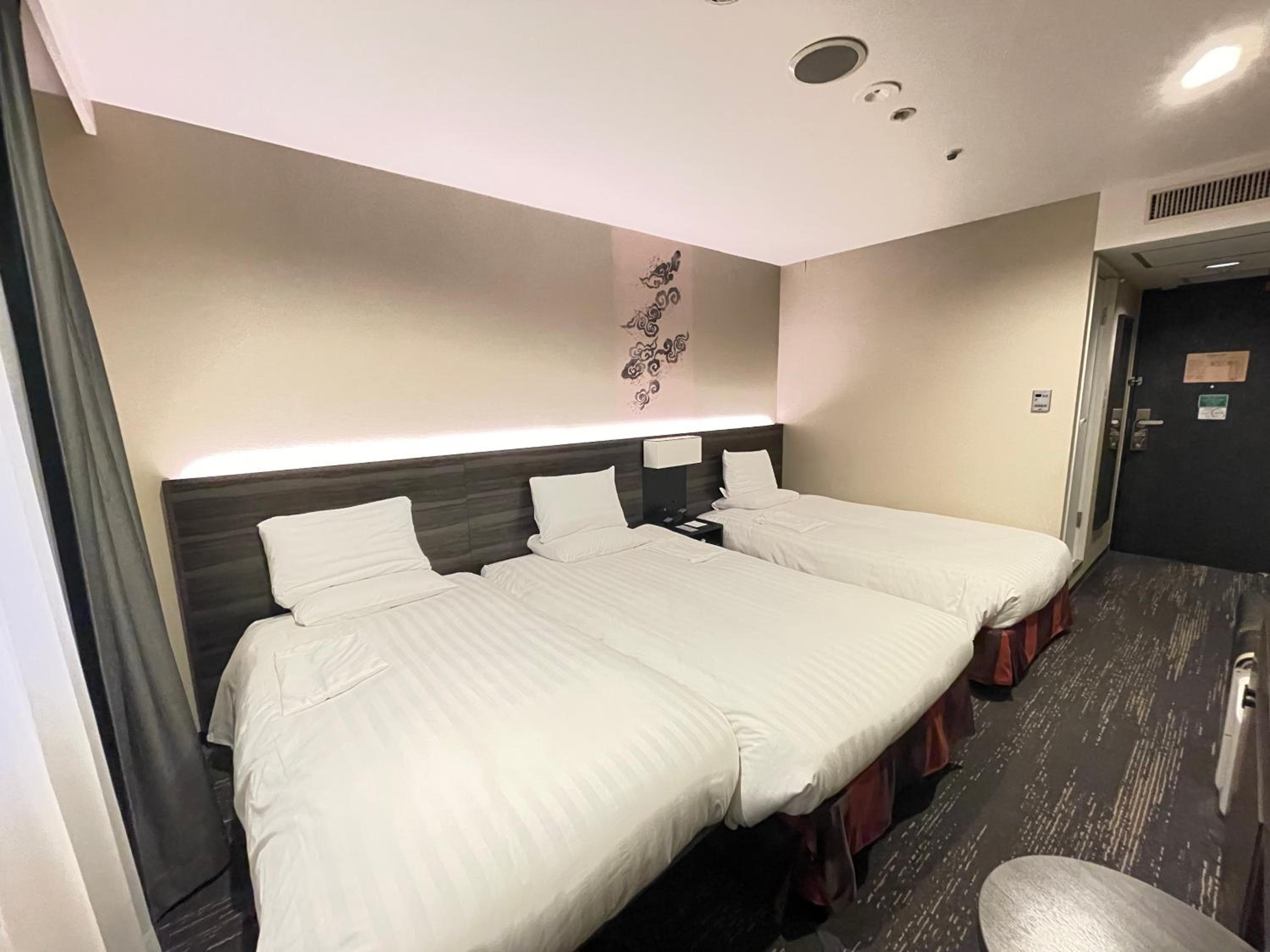 	Economy Twin Room with Extra Bed - Non-Smoking photo 1