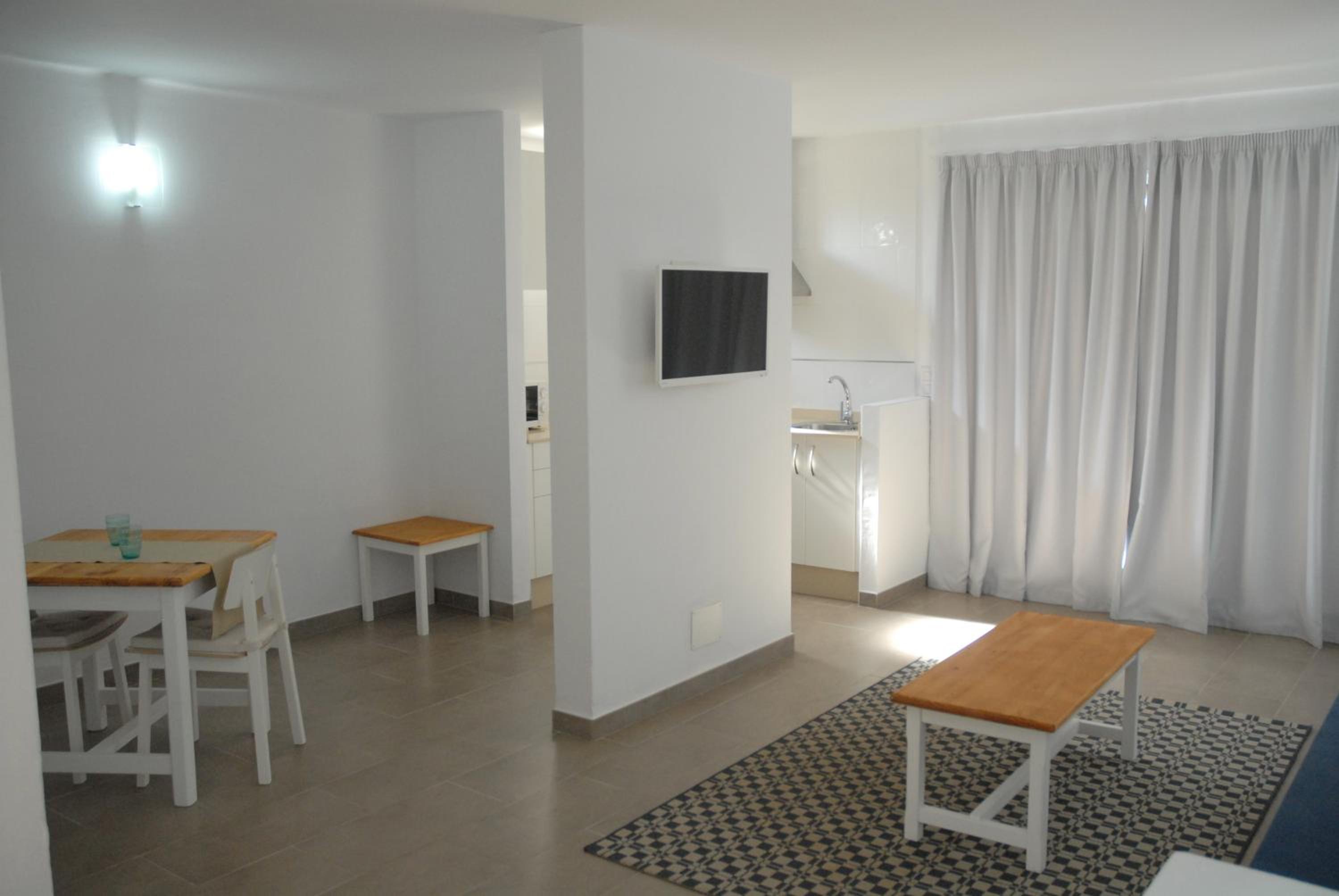 One-Bedroom Apartment with Sea View (2 Adults) - Photo 2