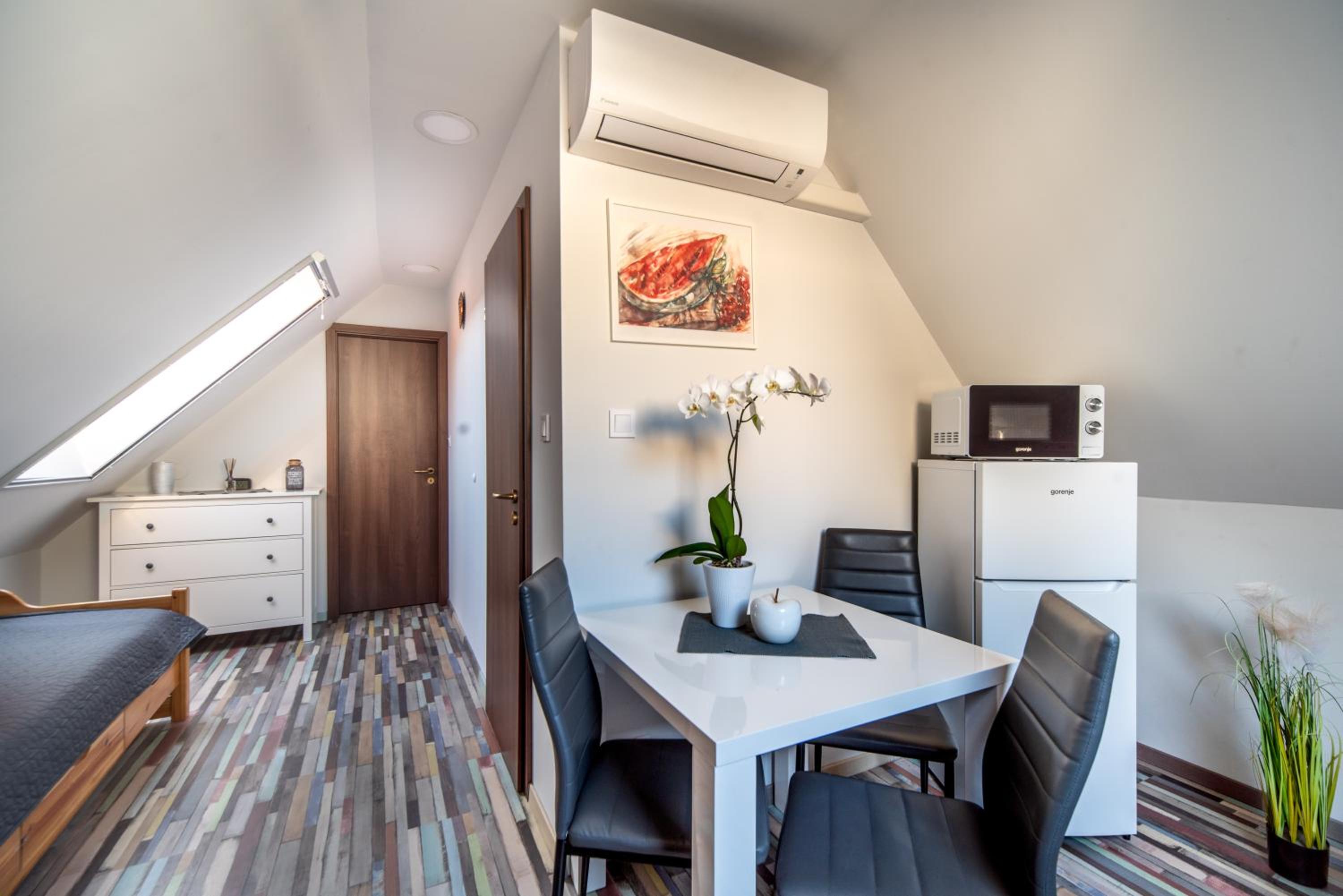 One-Bedroom Apartment - Photo 8