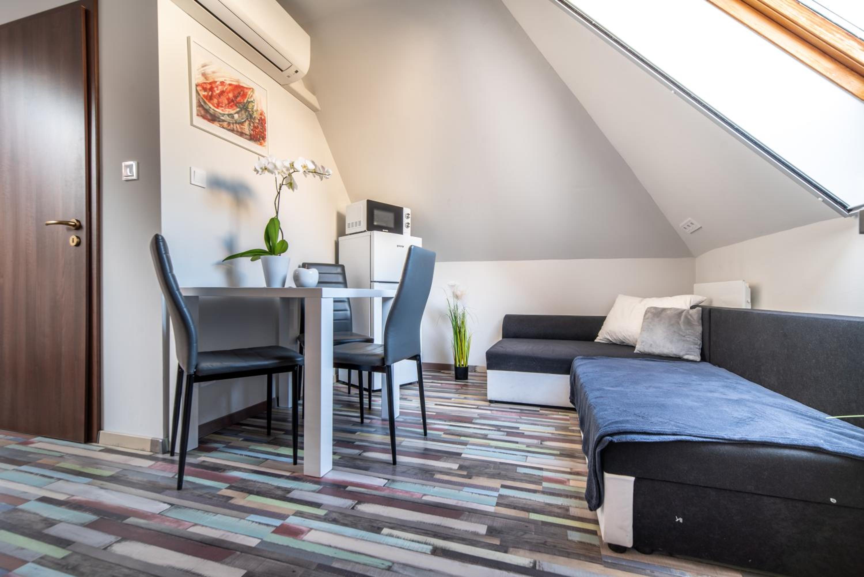 One-Bedroom Apartment - Photo 4