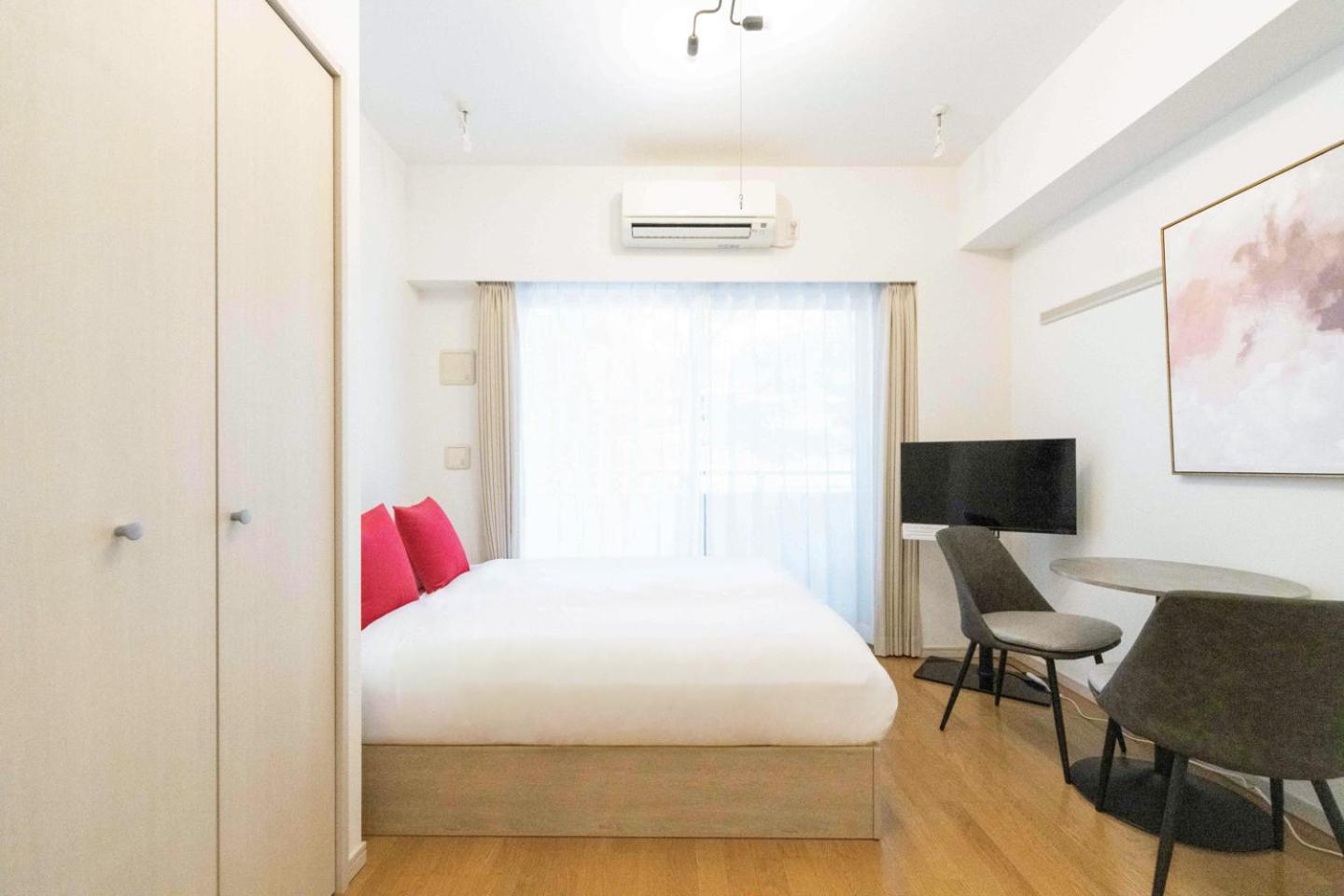 One-Bedroom Apartment photo 1