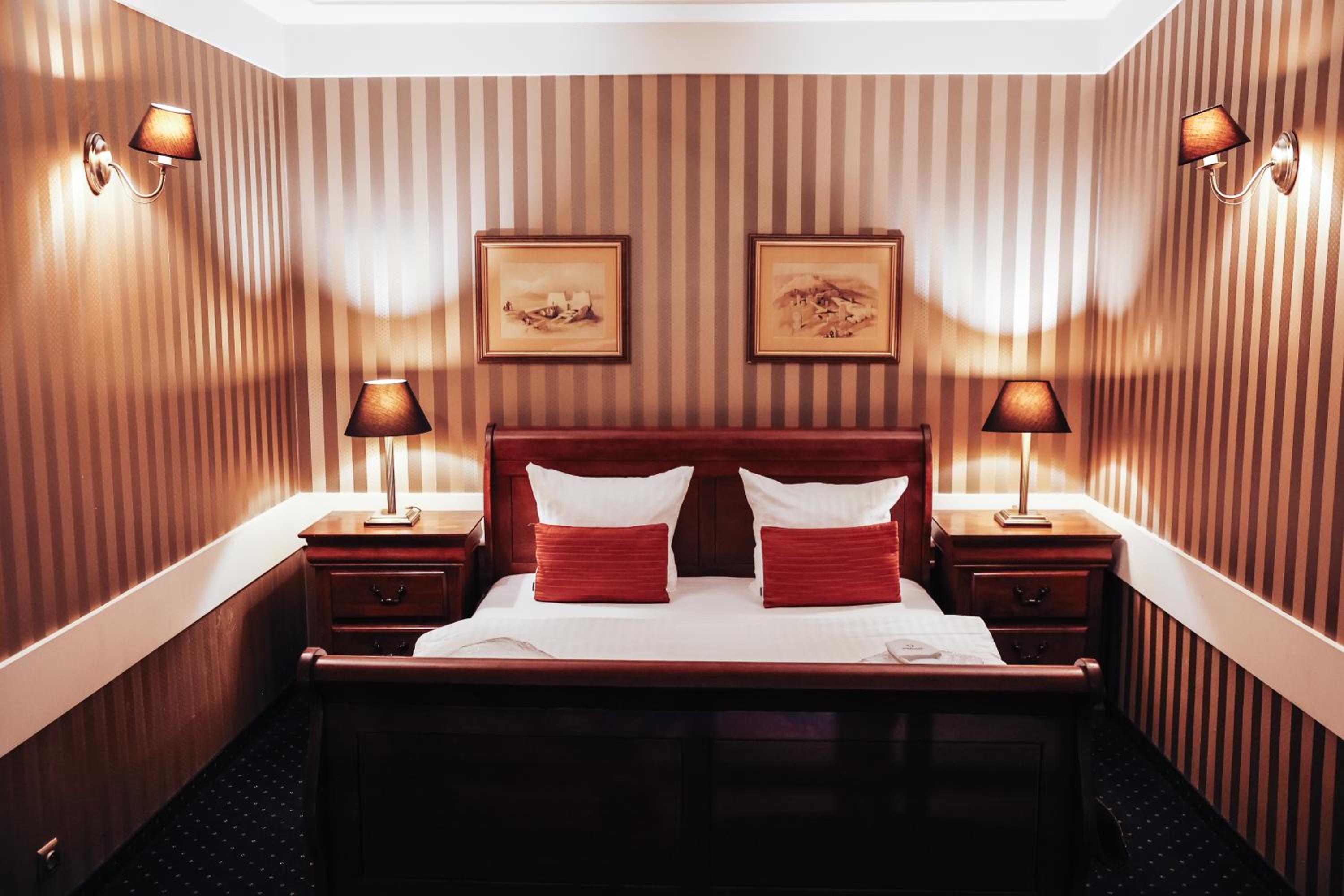 Suite - Photo 1