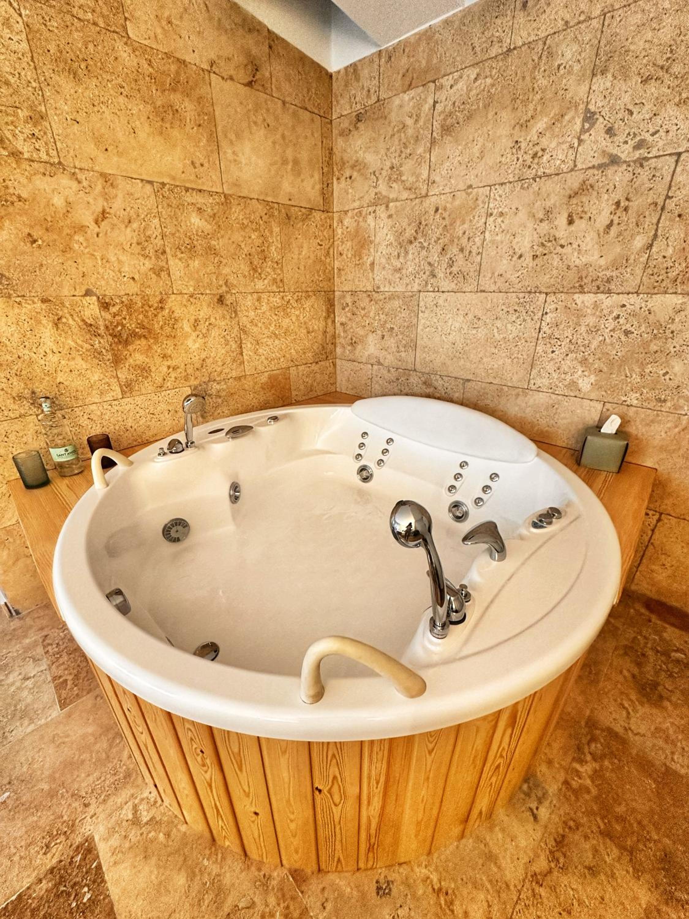 Junior Suite Single with Jacuzzi Breakfast included