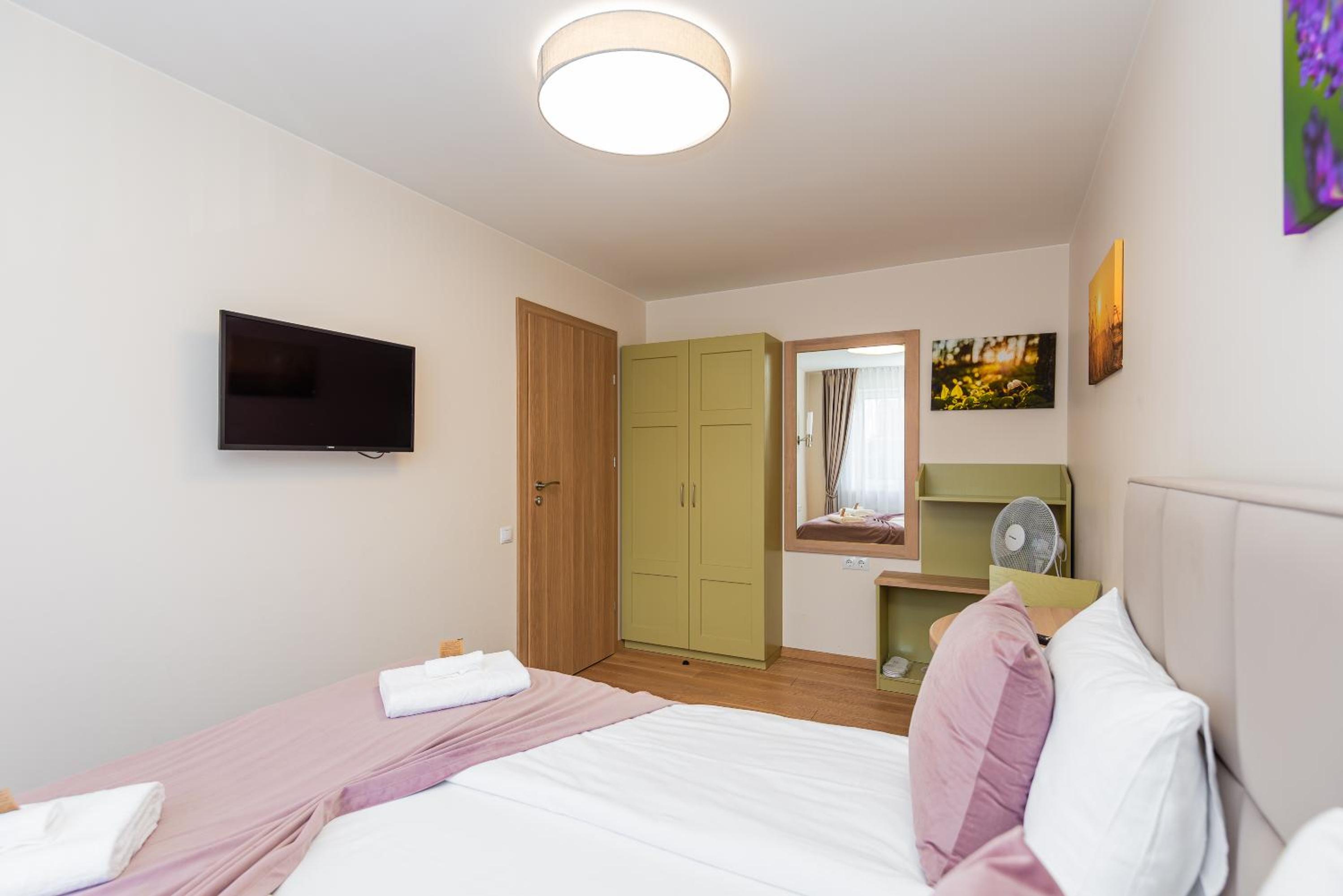 Double Room with Shared Bathroom photo 2