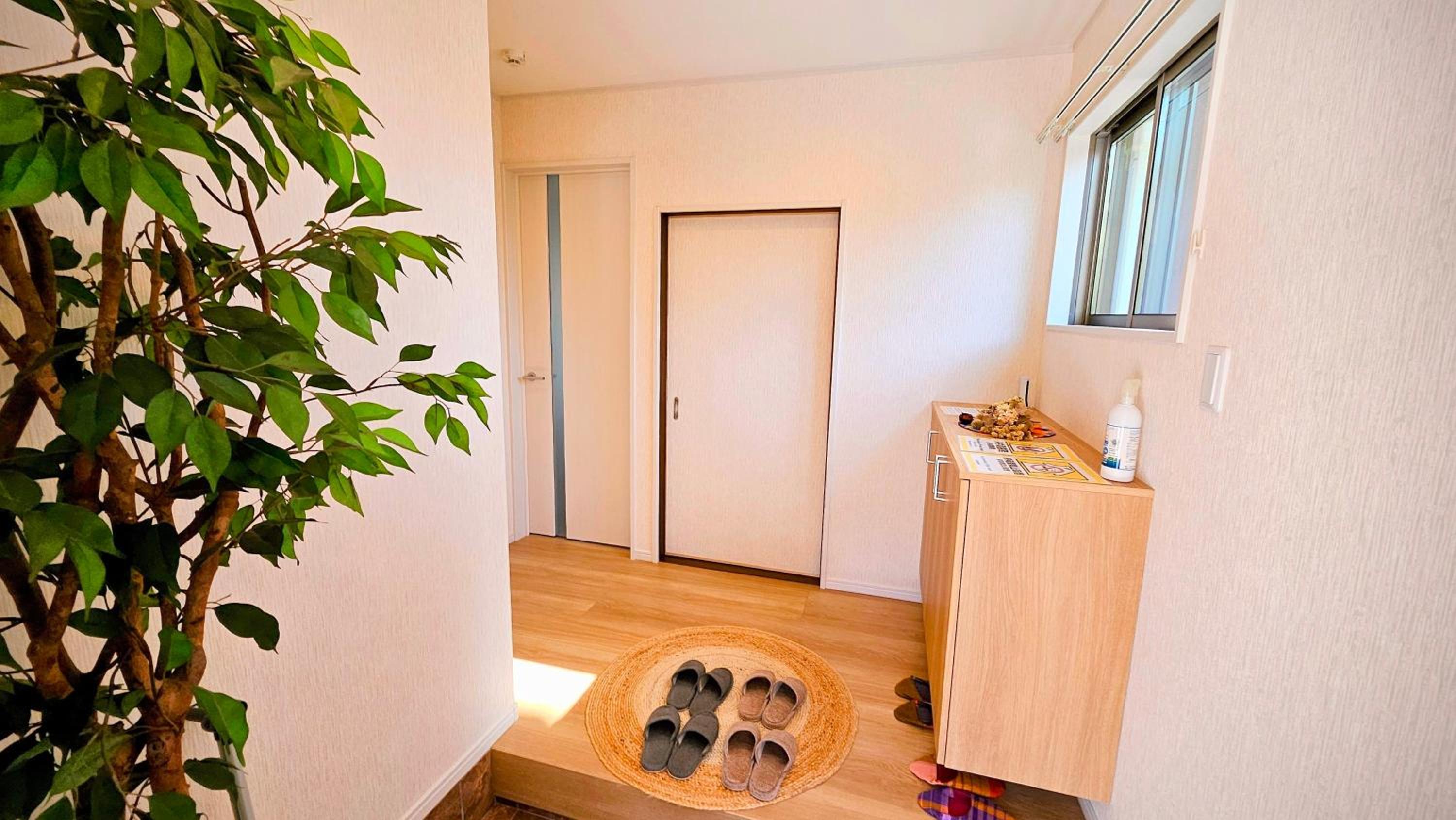 Five-Bedroom House photo 3